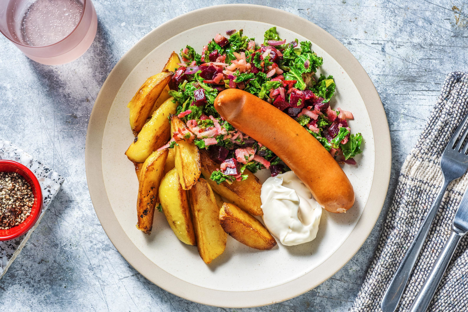 Boerenkoolsalade met rookworst en spekjes
