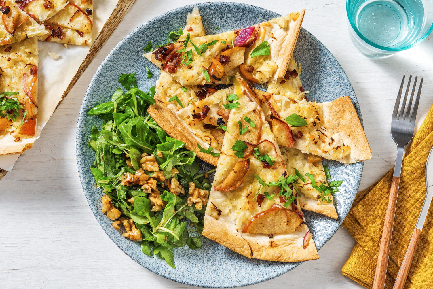 Flammekueche garnie de choucroute, de lardons et de pomme