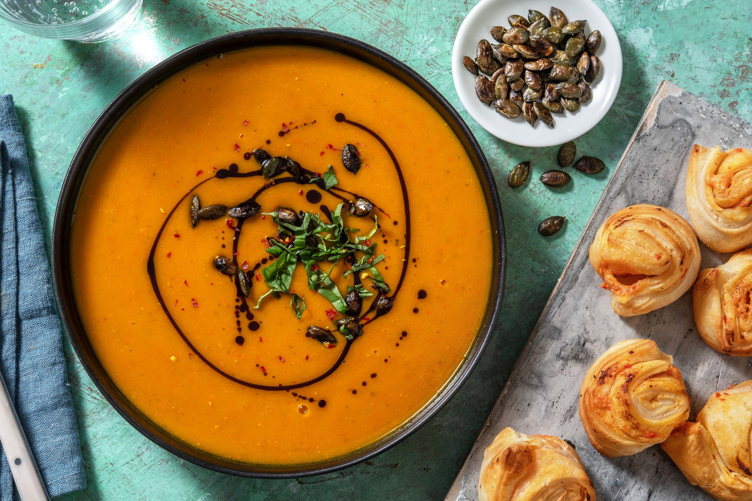 Kürbissuppe mit Tomatenpesto-Schnecken