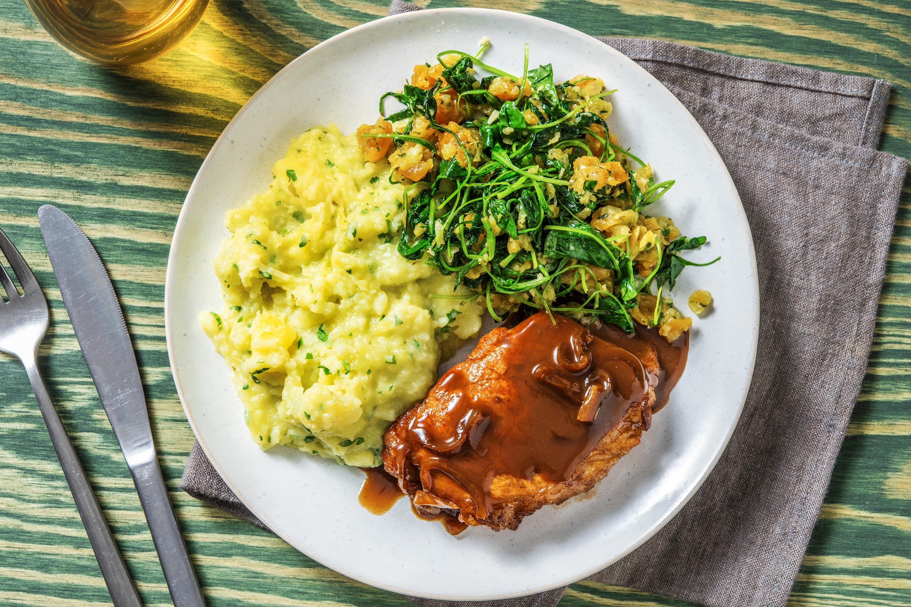 Schweinesteaks mit Aprikosen-Grünkohl