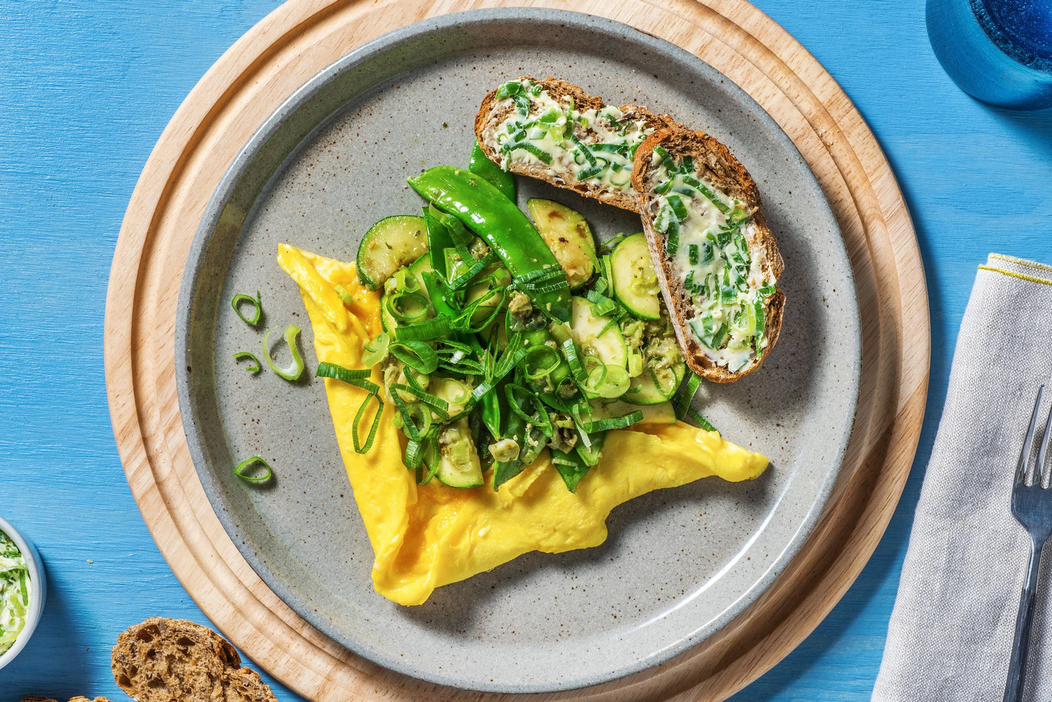 Omelette crémeuse  accompagnée de pois mange-tout et de courgette