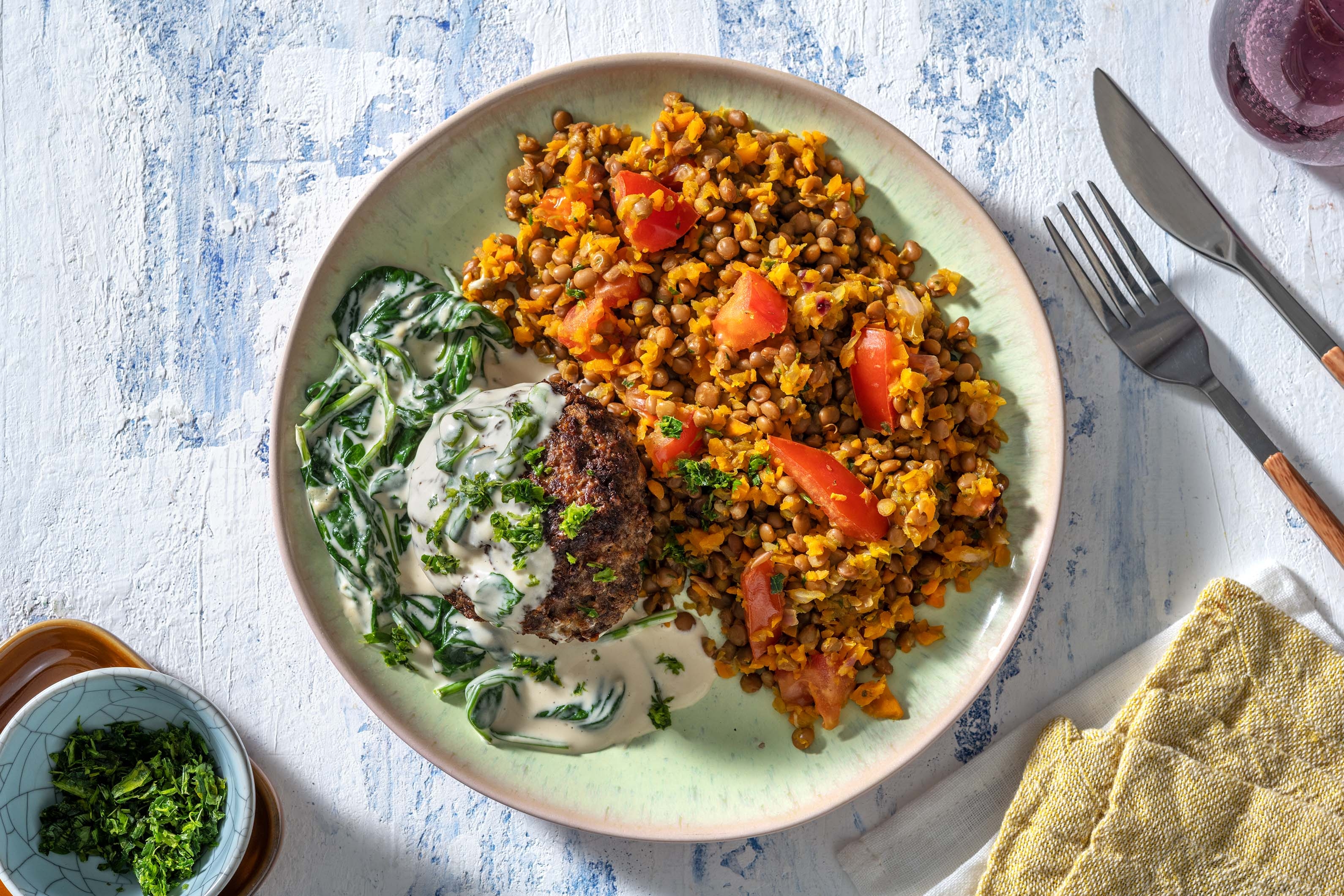 Herzhafte Rinderbouletten mit Rahmspinat