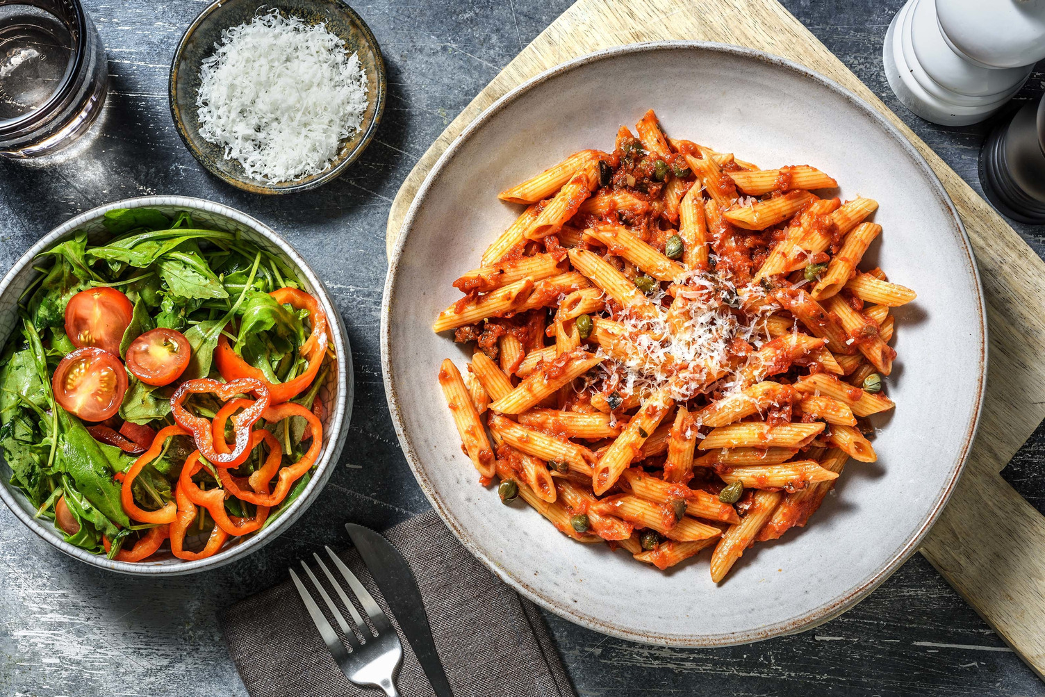 Penne alla puttanesca aux anchois et aux câpres
