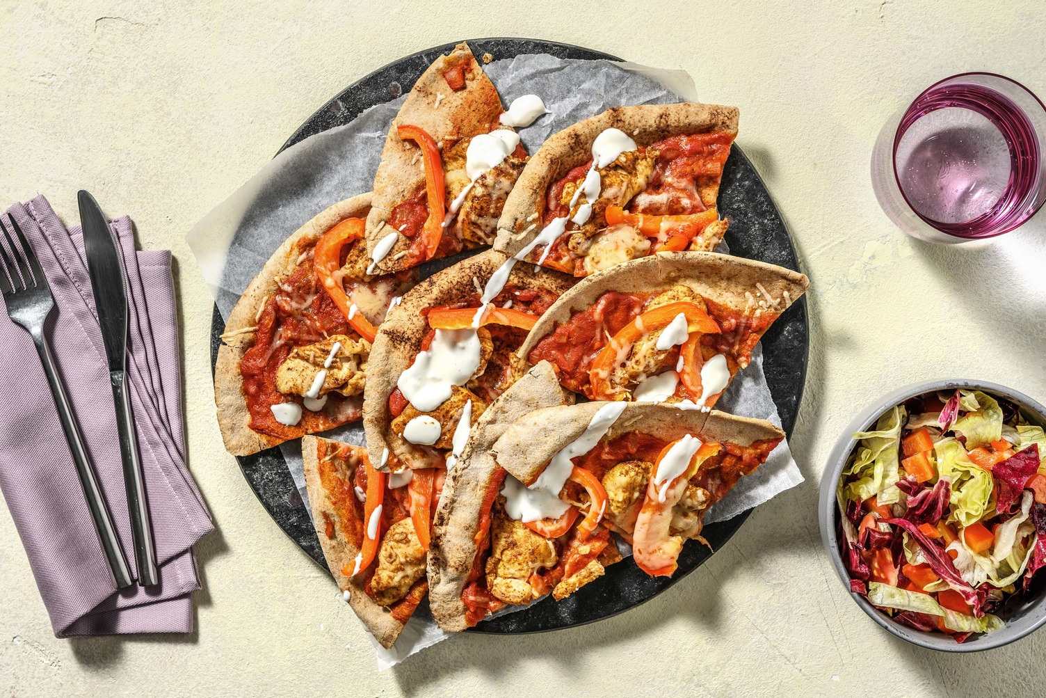 Pizza sur pain plat au shawarma de poulet