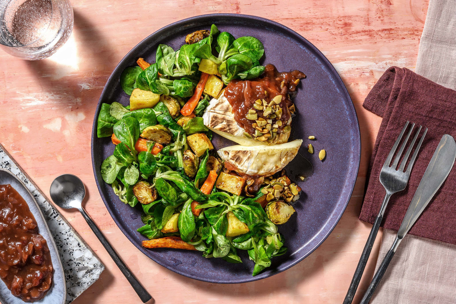 Ofen-Camembert an Wintergemüse