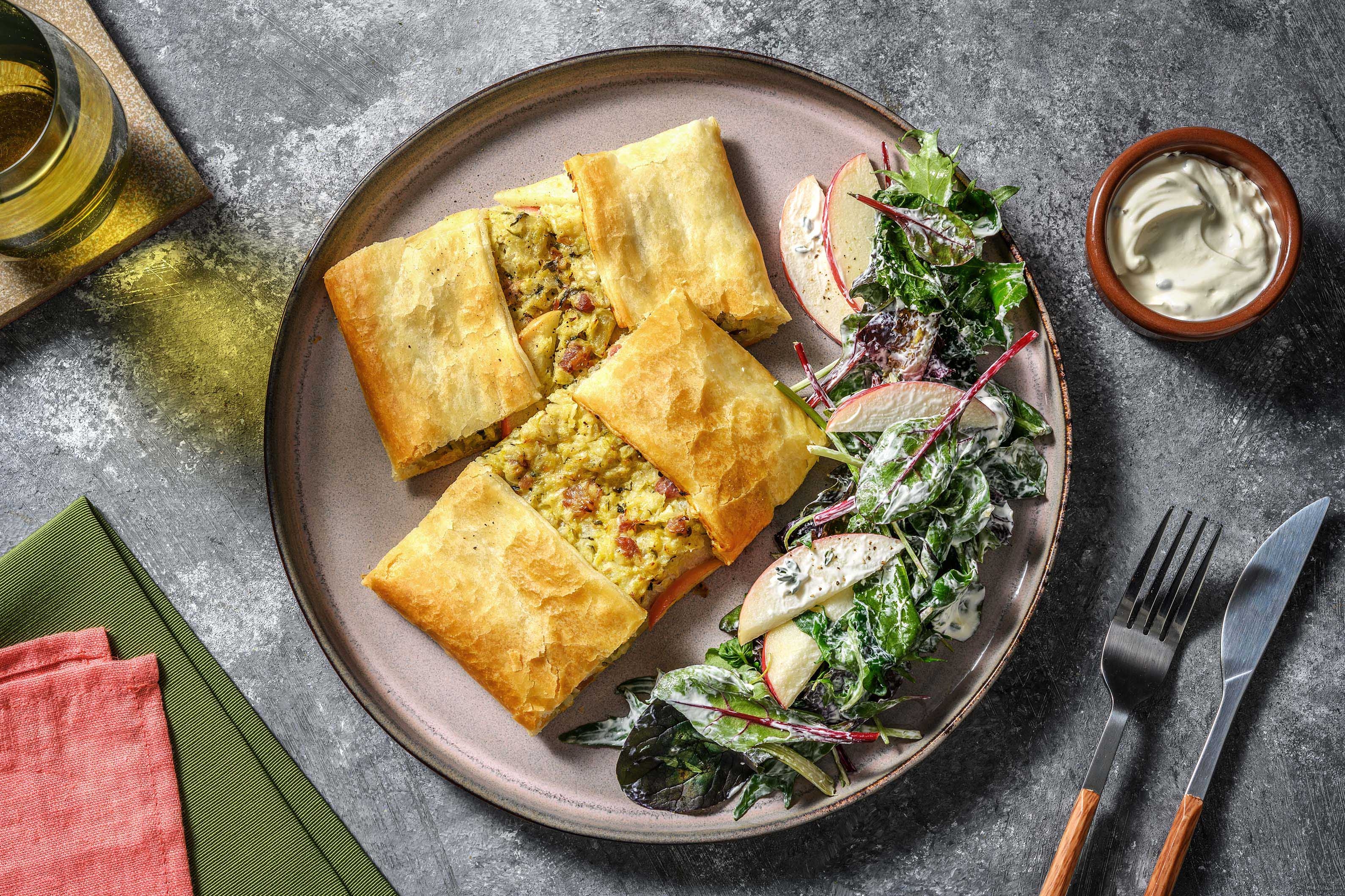 Offener Wirsingstrudel mit Bacon und Apfel