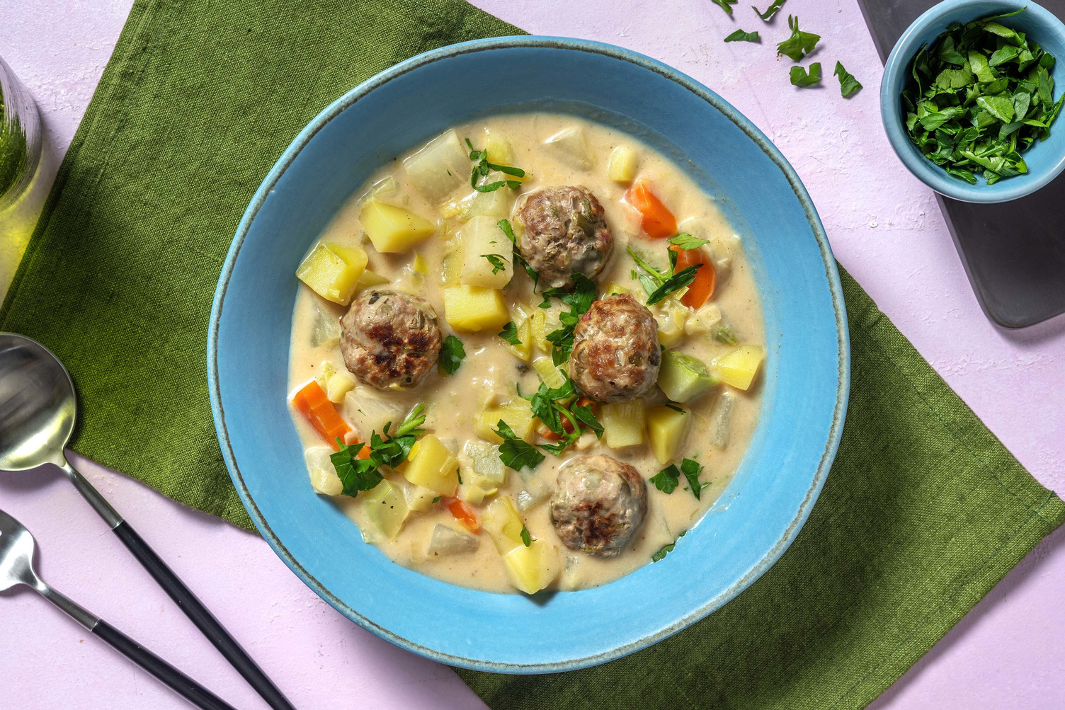 Low Carb Kohlrabi Suppe mit Hackbällchen