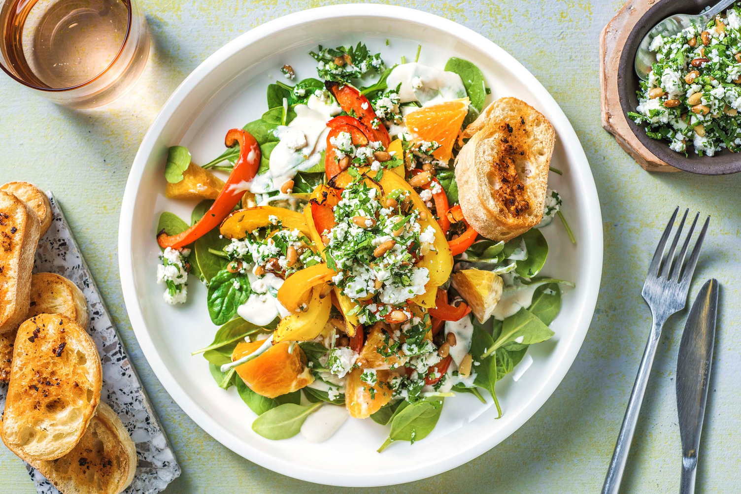 Spinatsalat mit Kräuter-Käse-Topping