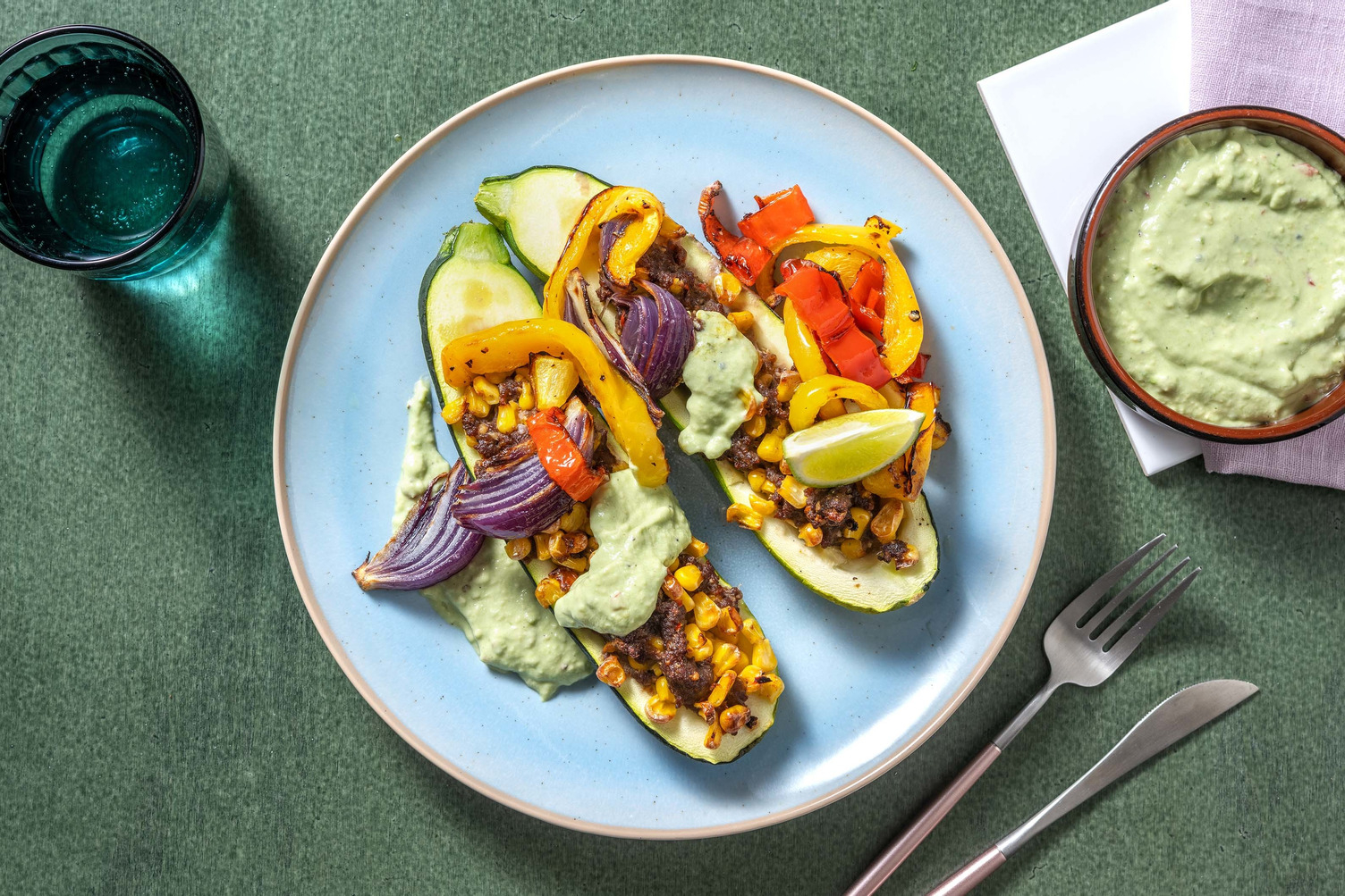 Hackfleischschiffchen mit Avocadocrème