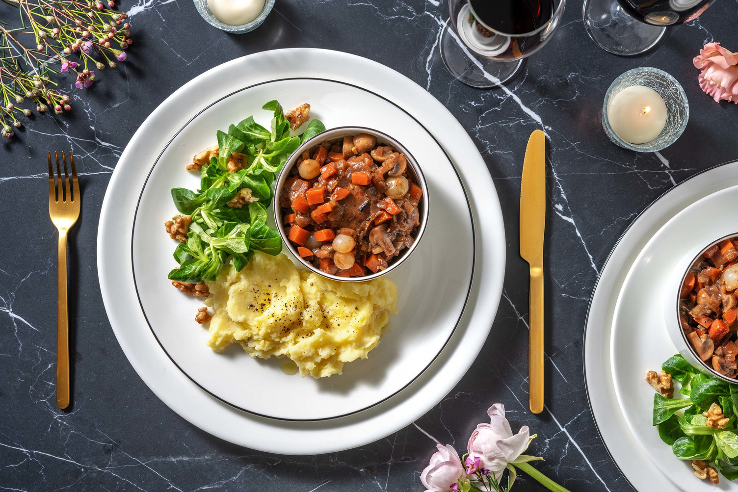 Coq au vin aux petits oignons blancs et champignons