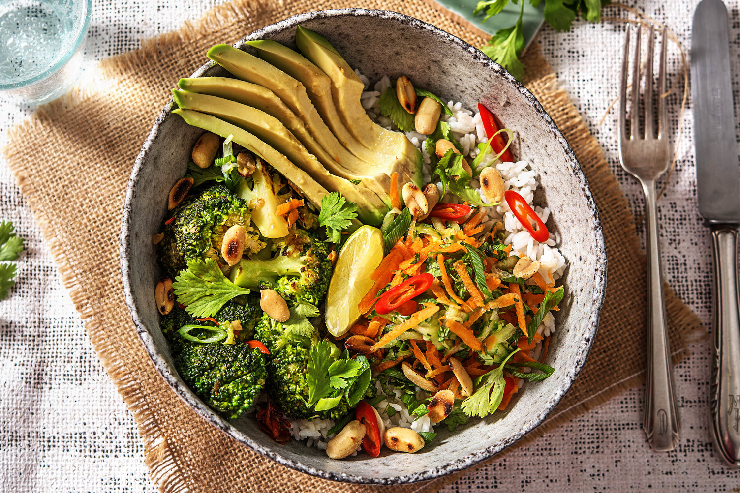Vegetarische Bowl nach Thai Art