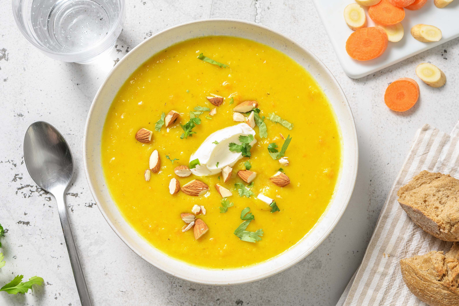 Soupe à la carotte et au panais accompagné d'un petit pain aux drêches