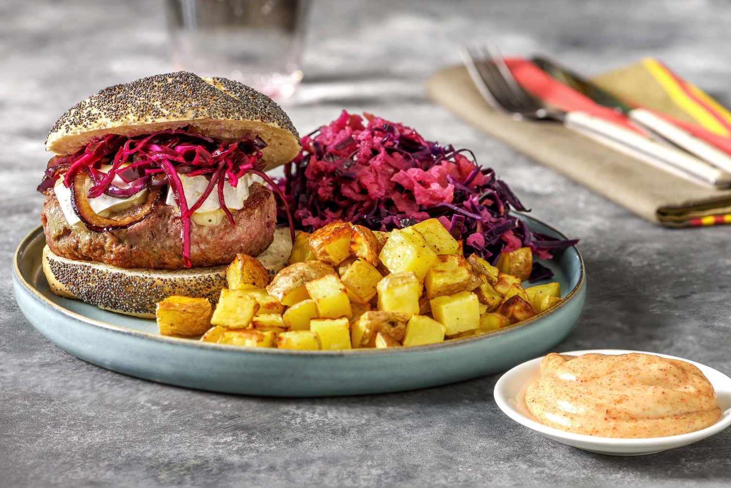 Burger de veau au brie, chou rouge et pomme