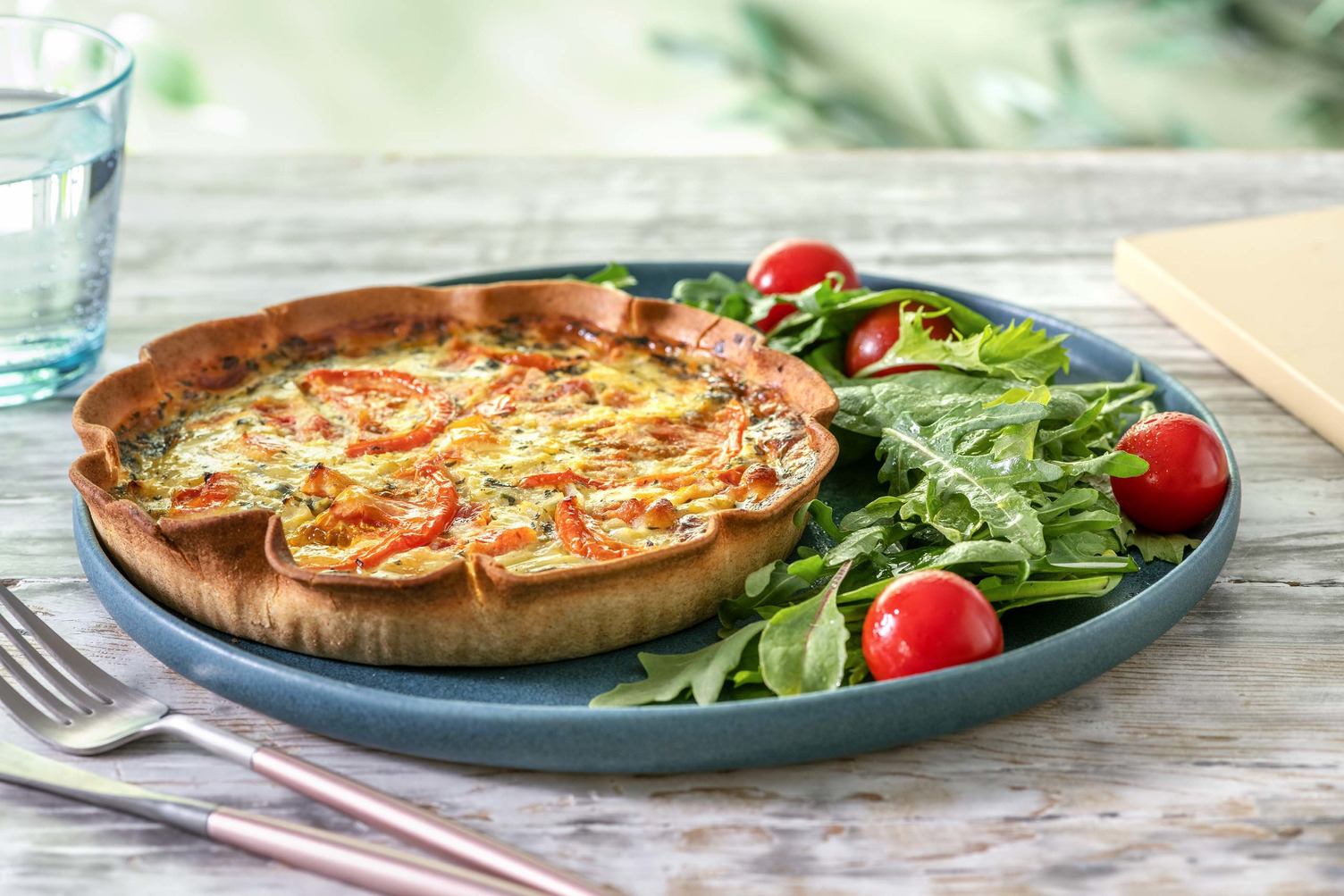 Quiche caprese met een frisse salade