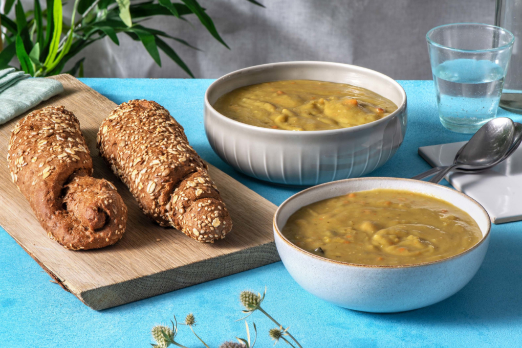 Verse erwtensoep met spek en rookworst met bio meerzaden-pittenbaguette