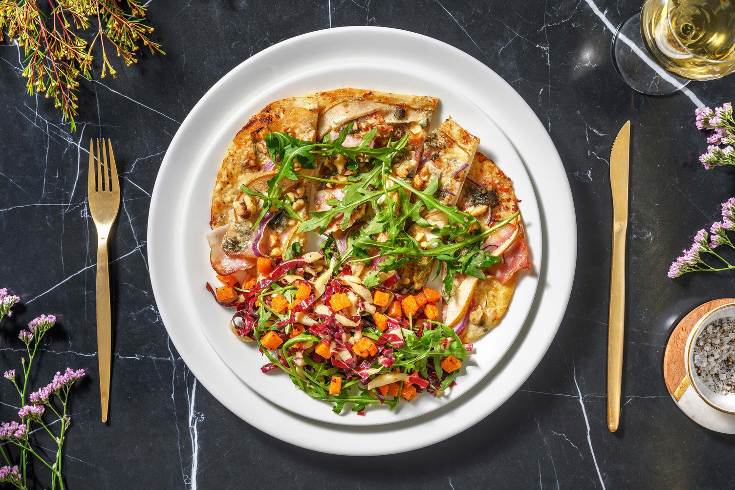 Flammkuchen met fourme d'Ambert, peer en spek