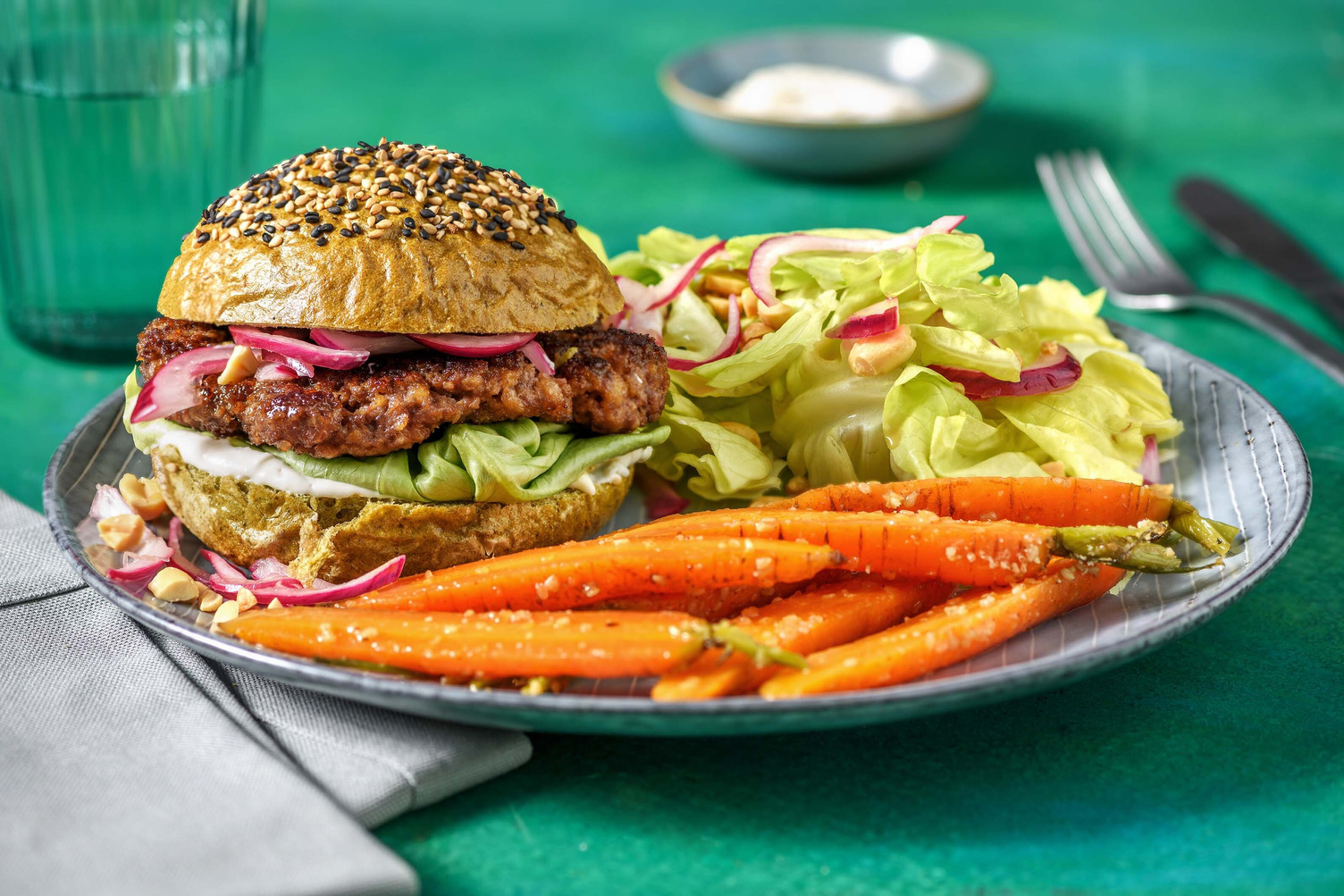 Burger à l’asiatique dans un pain aux épinards