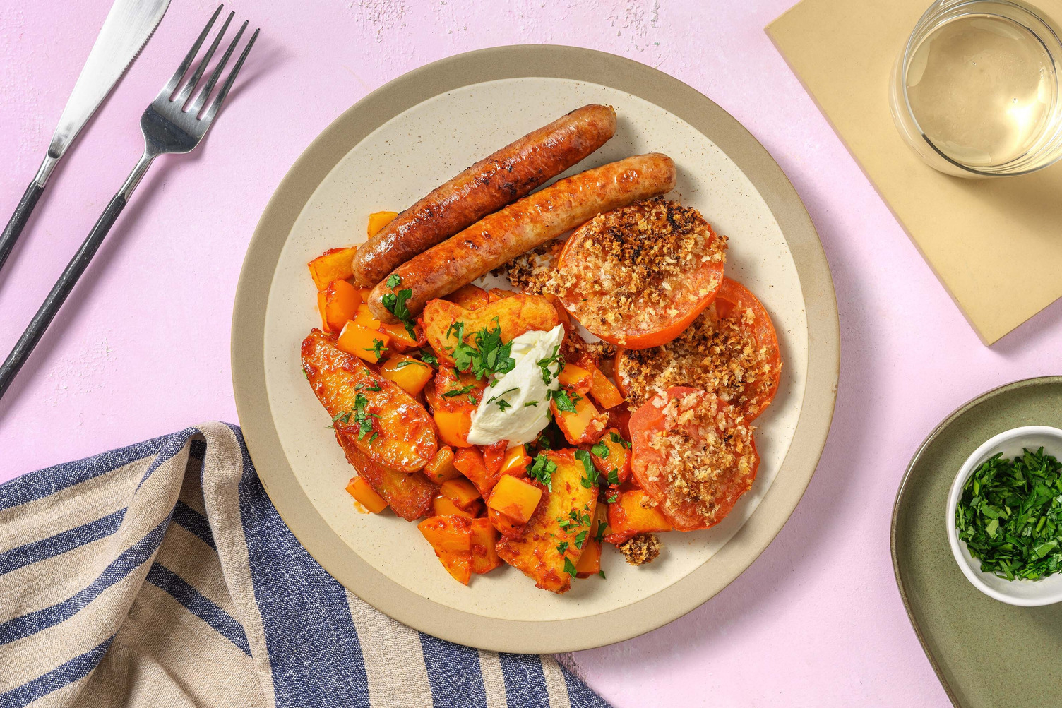 Pittige aardappeltjes met harissa en varkensworstjes