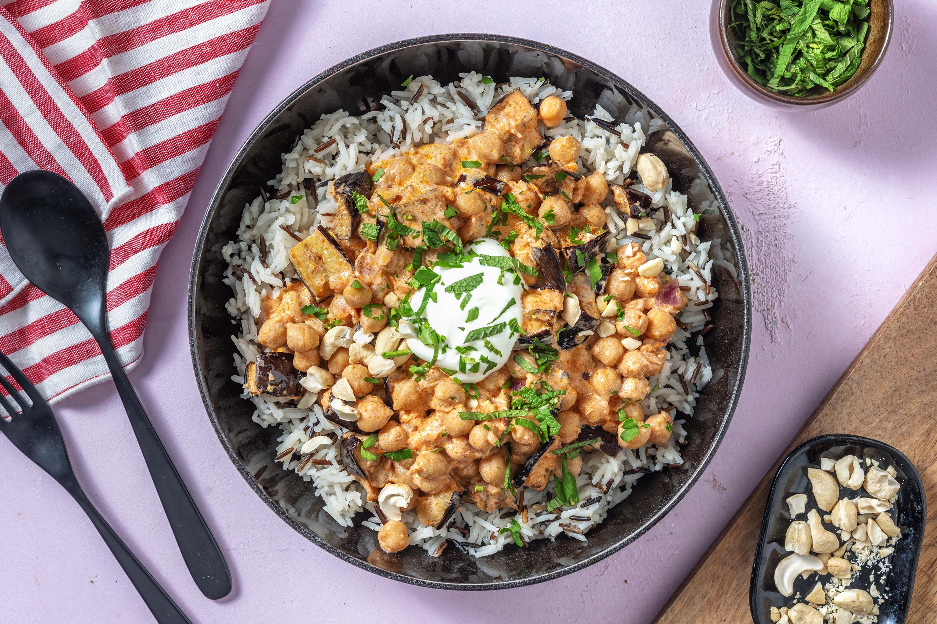 Rotes Auberginen-Curry mit Sojajoghurt