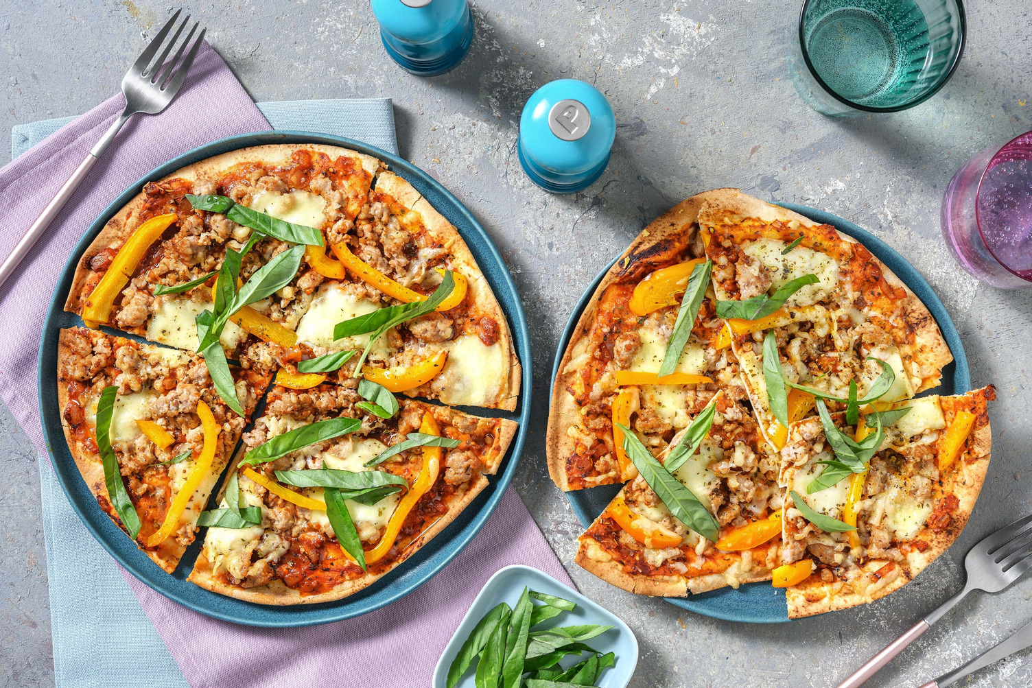 Pizza à la viande hachée, mozzarella et basilic