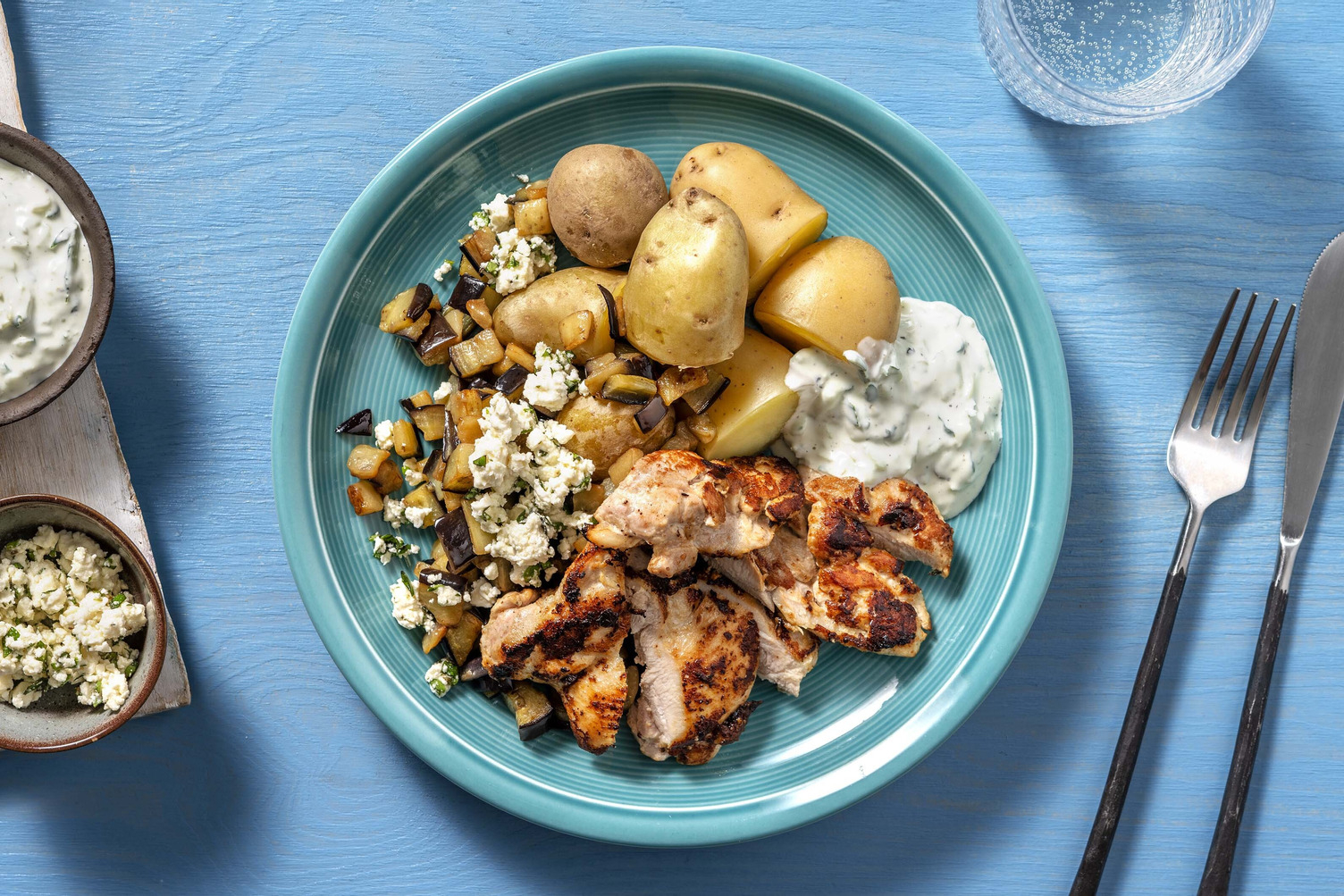 Cuisse de poulet, aubergine, tzatziki maison et grenailles