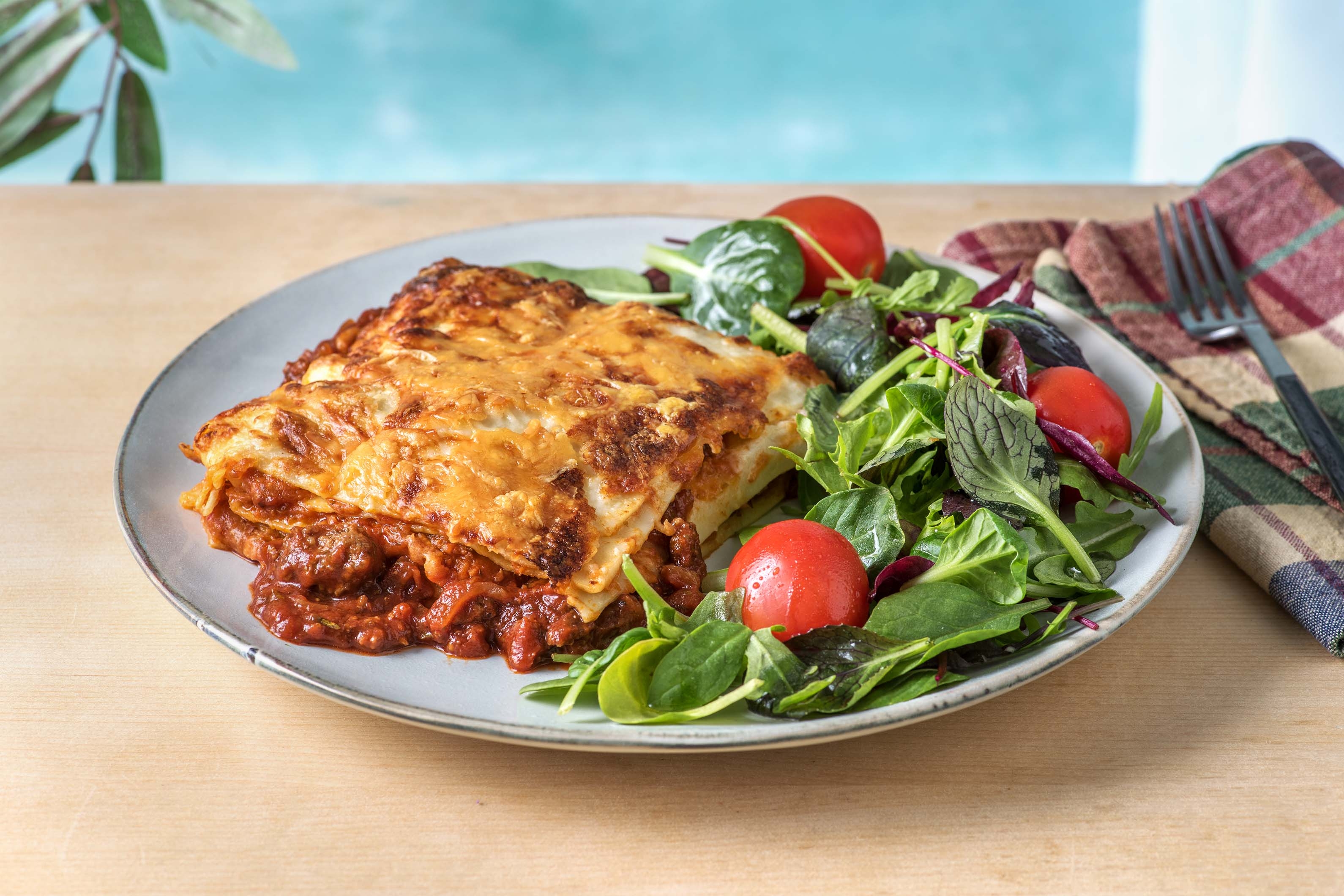 Lasagnes à la bolognaise et salade fraîche
