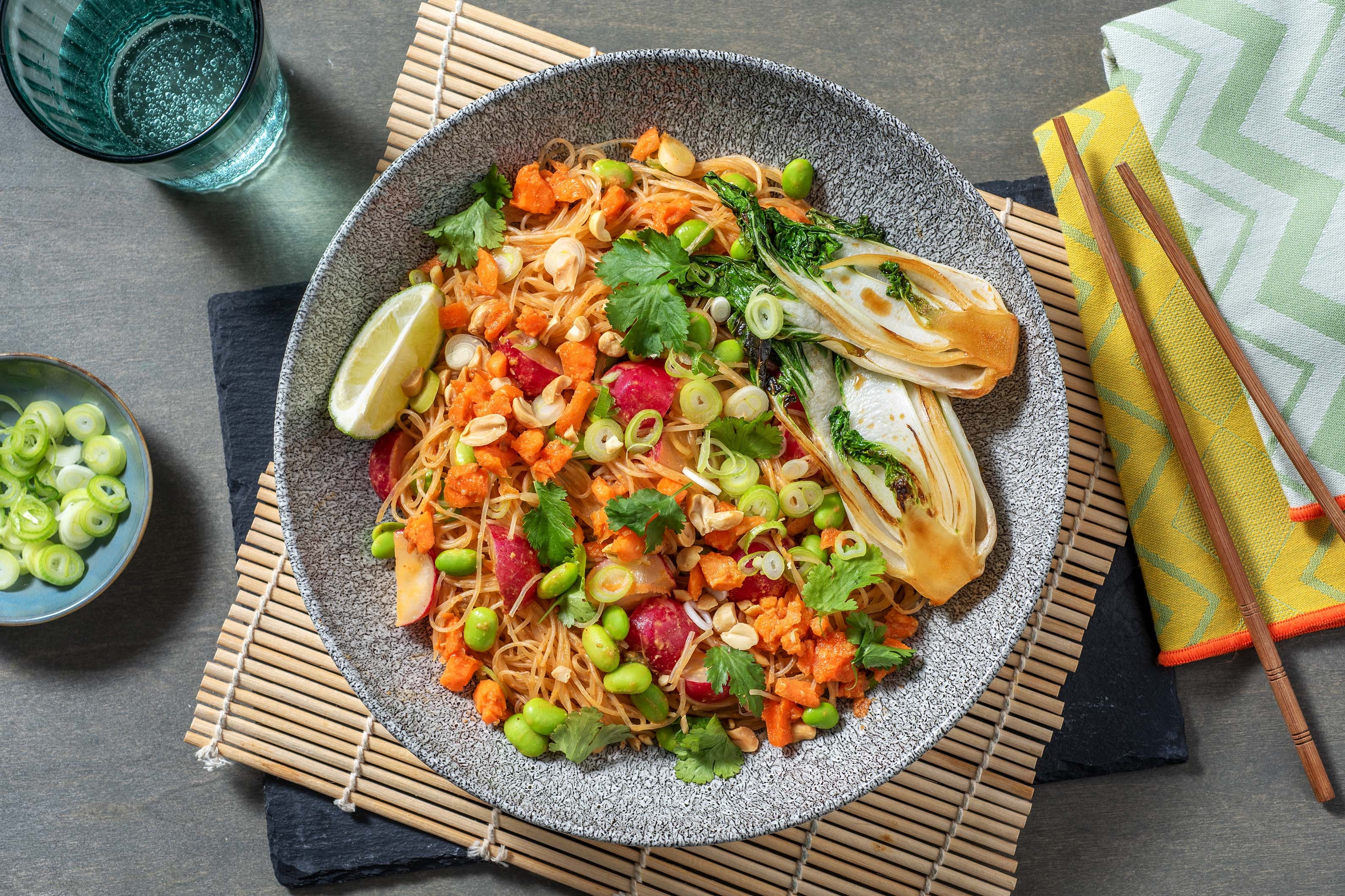 Bunter Glasnudelsalat mit Erdnuss-Dressing