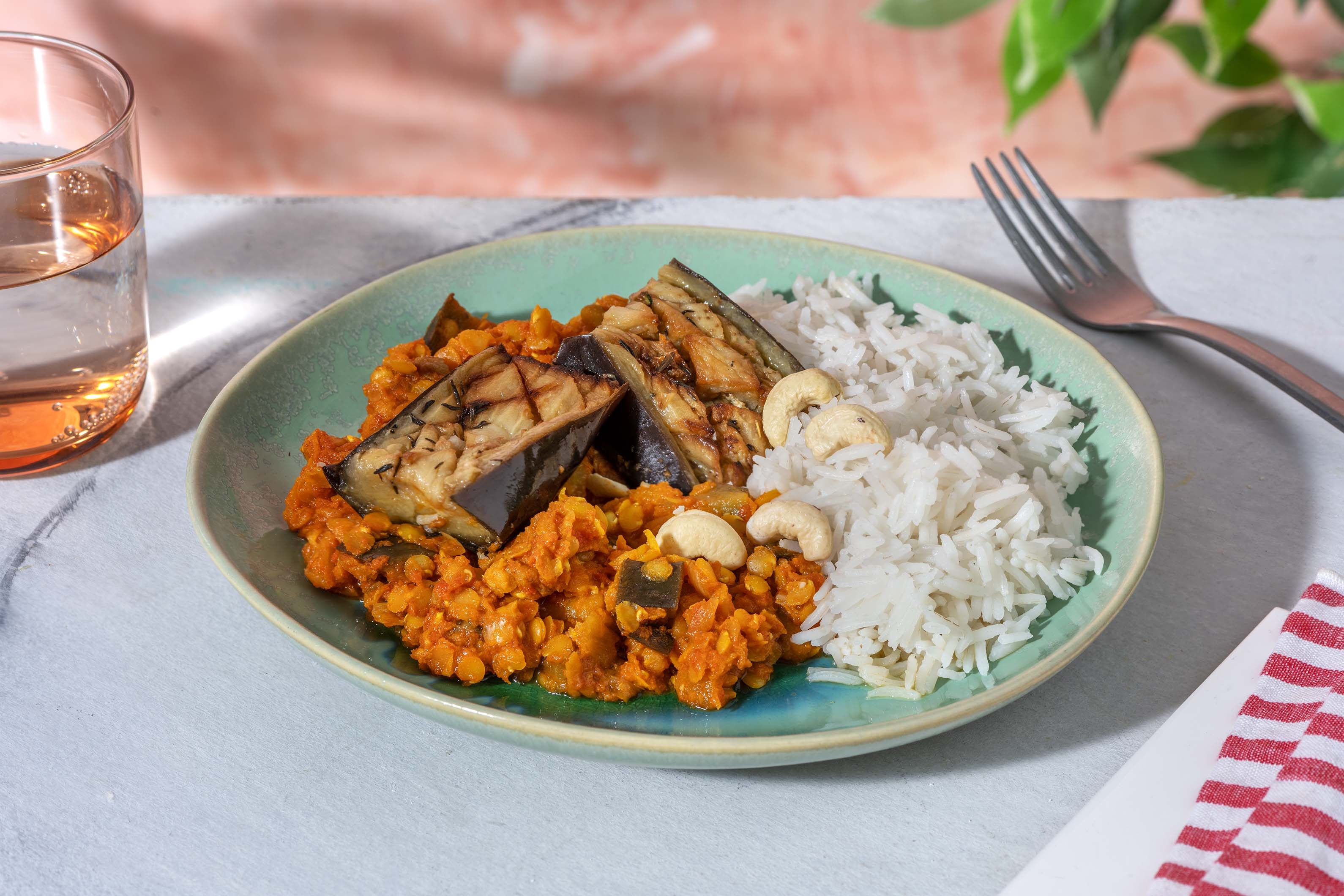 Indiase dahl met linzen en zachtgegaarde aubergine