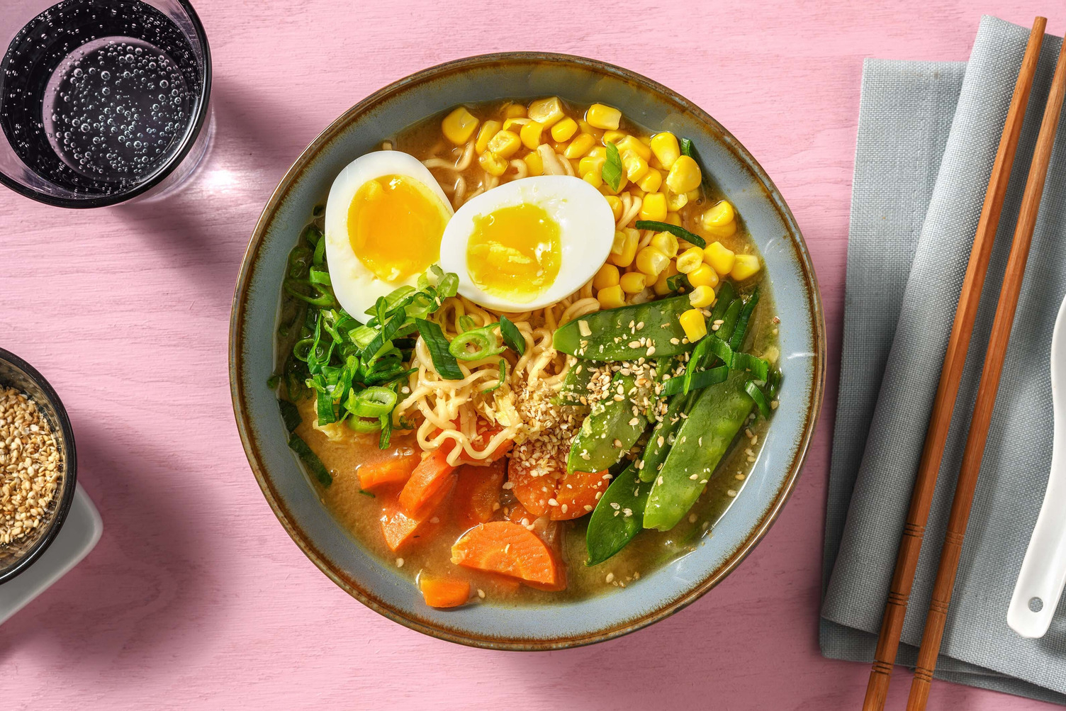 Miso-ramen met peultjes en een gekookt ei