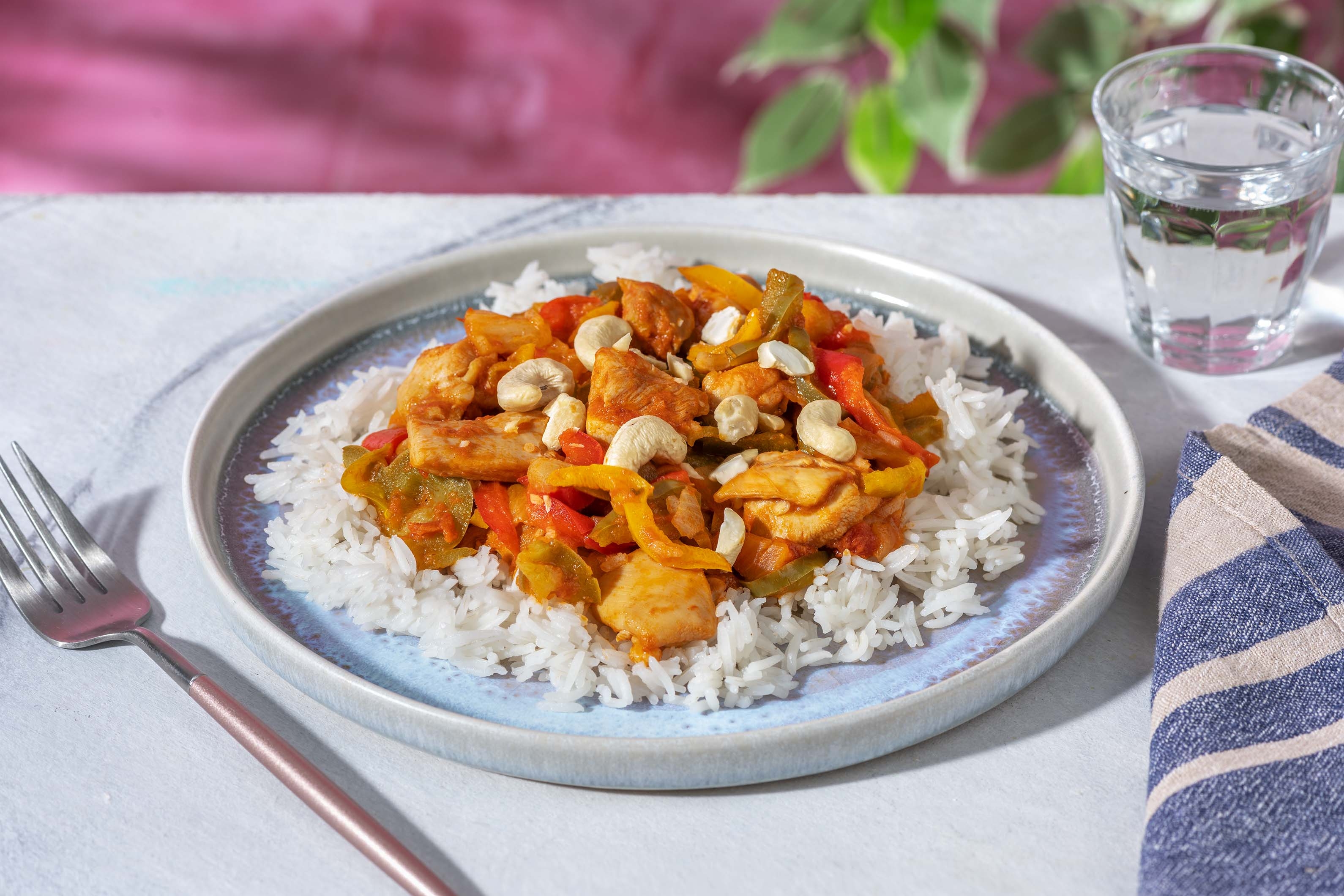 Kip in zoetzure saus met paprika, ananas en rijst