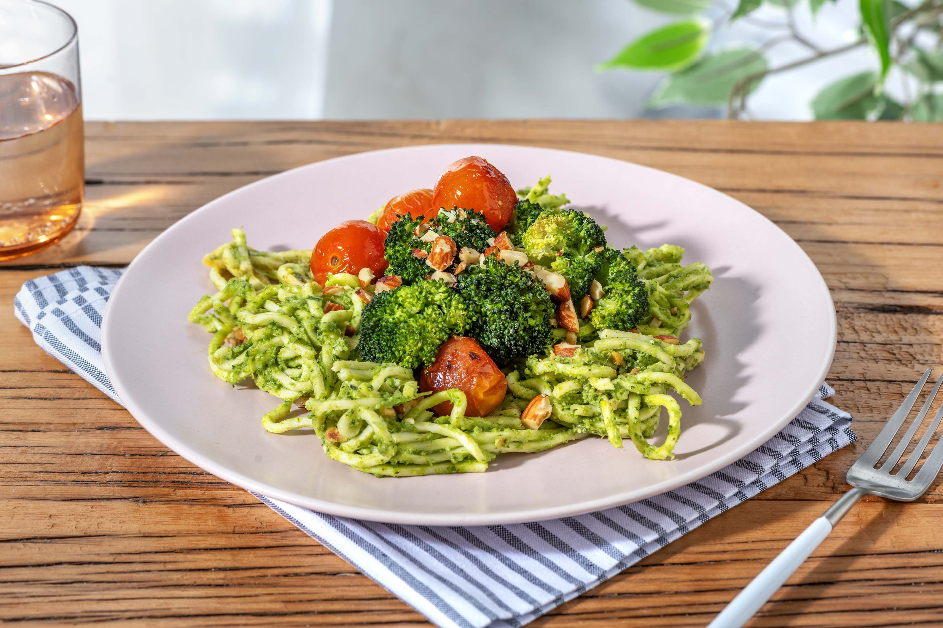 Spaghetti met broccolipesto en noten
