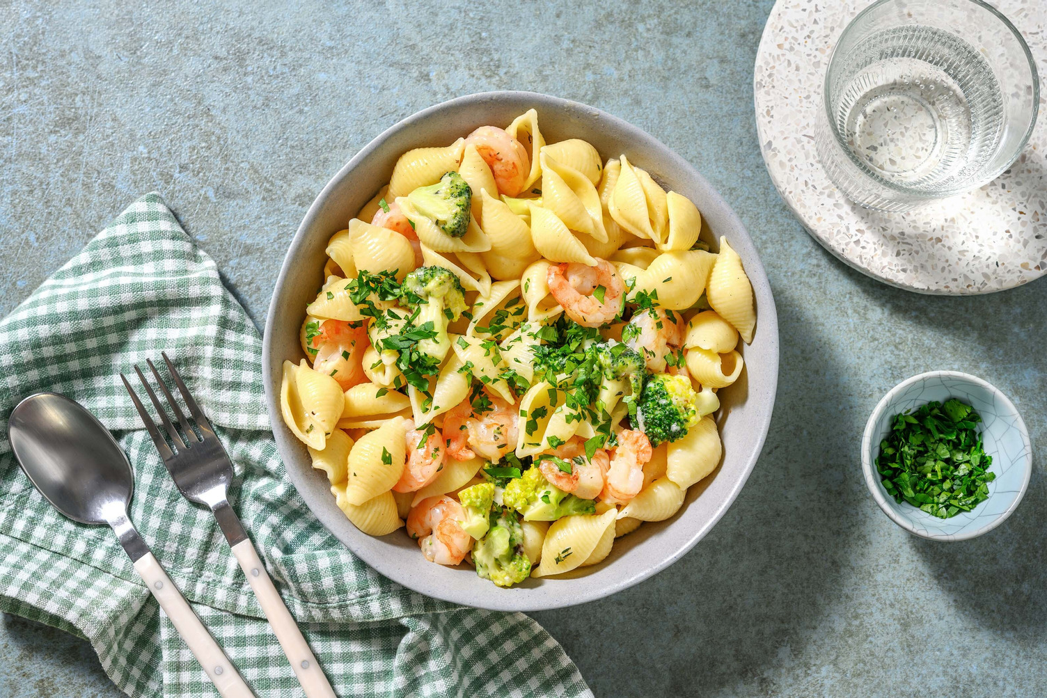 Schnelle Conchiglie Alfredo mit Garnelen