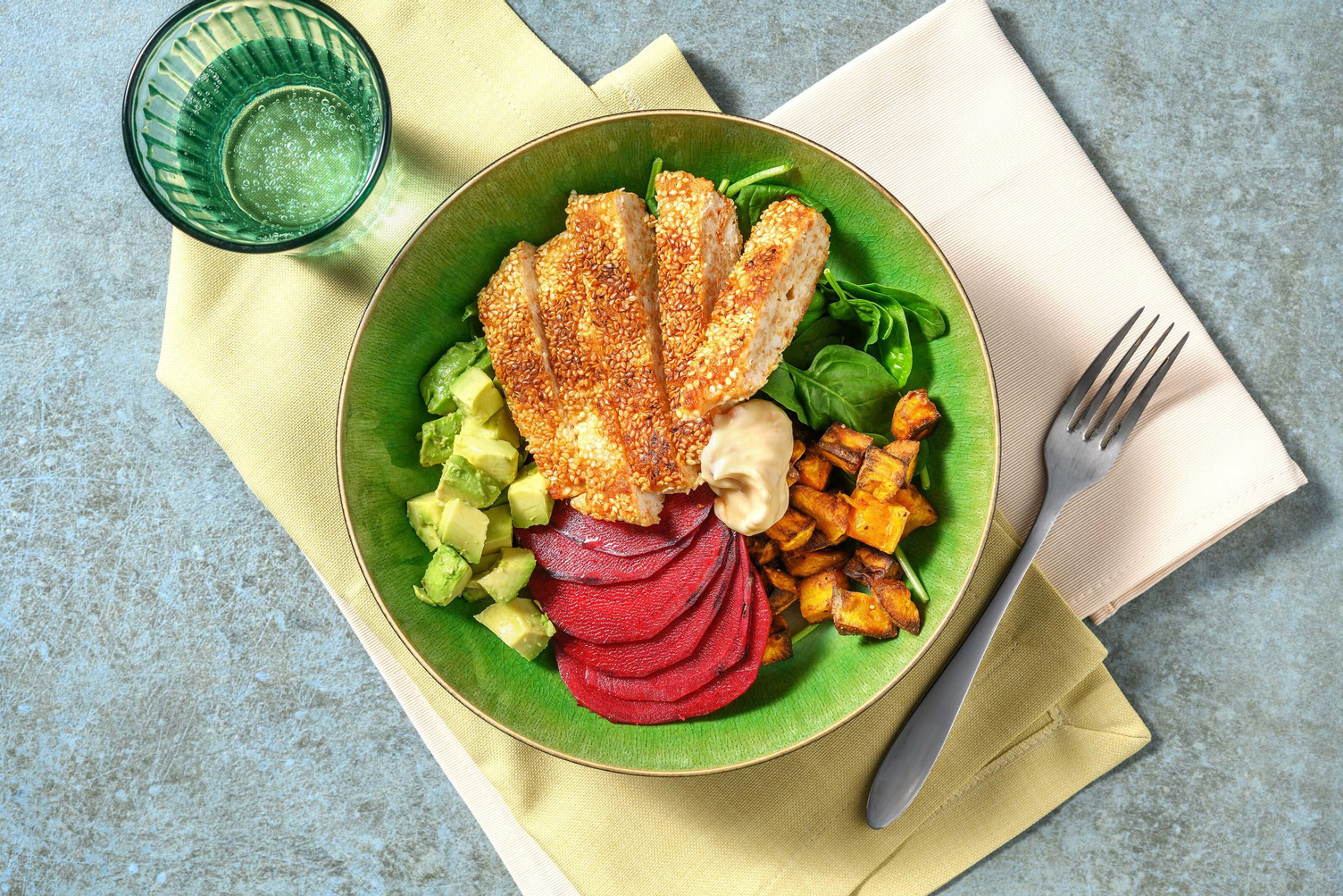 Buddha bowl de poulet croquant au sésame, avocat et patate douce