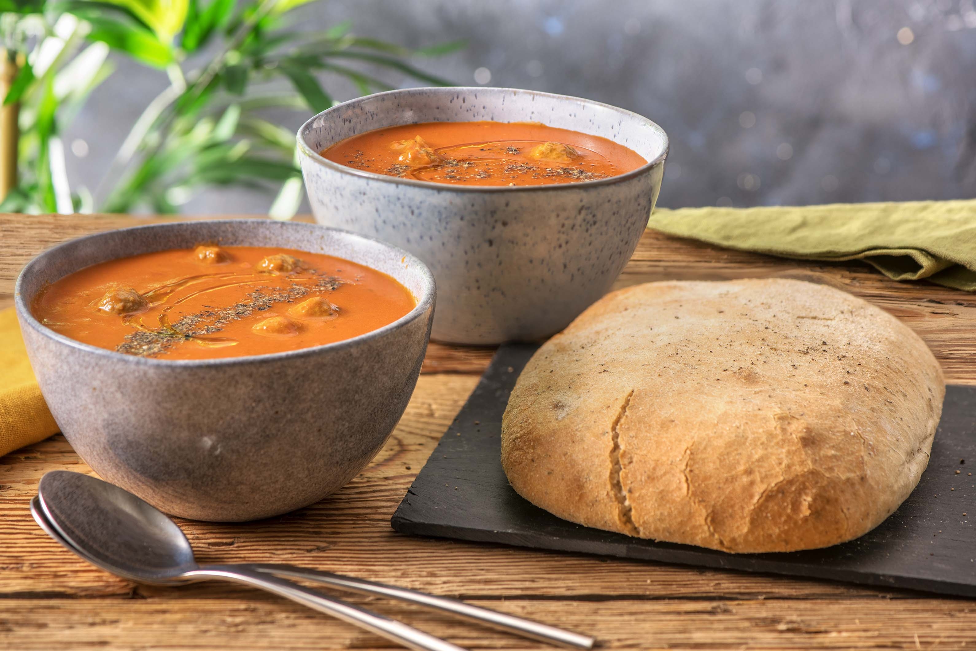 Soupe de tomates et boulettes de viande servie avec un pavé aux herbes italiennes