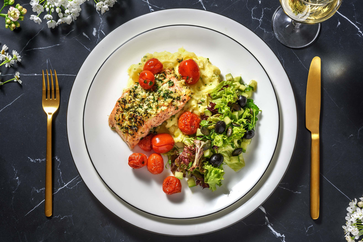 Filet de saumon en croûte aux herbes et tomates cerises rôties