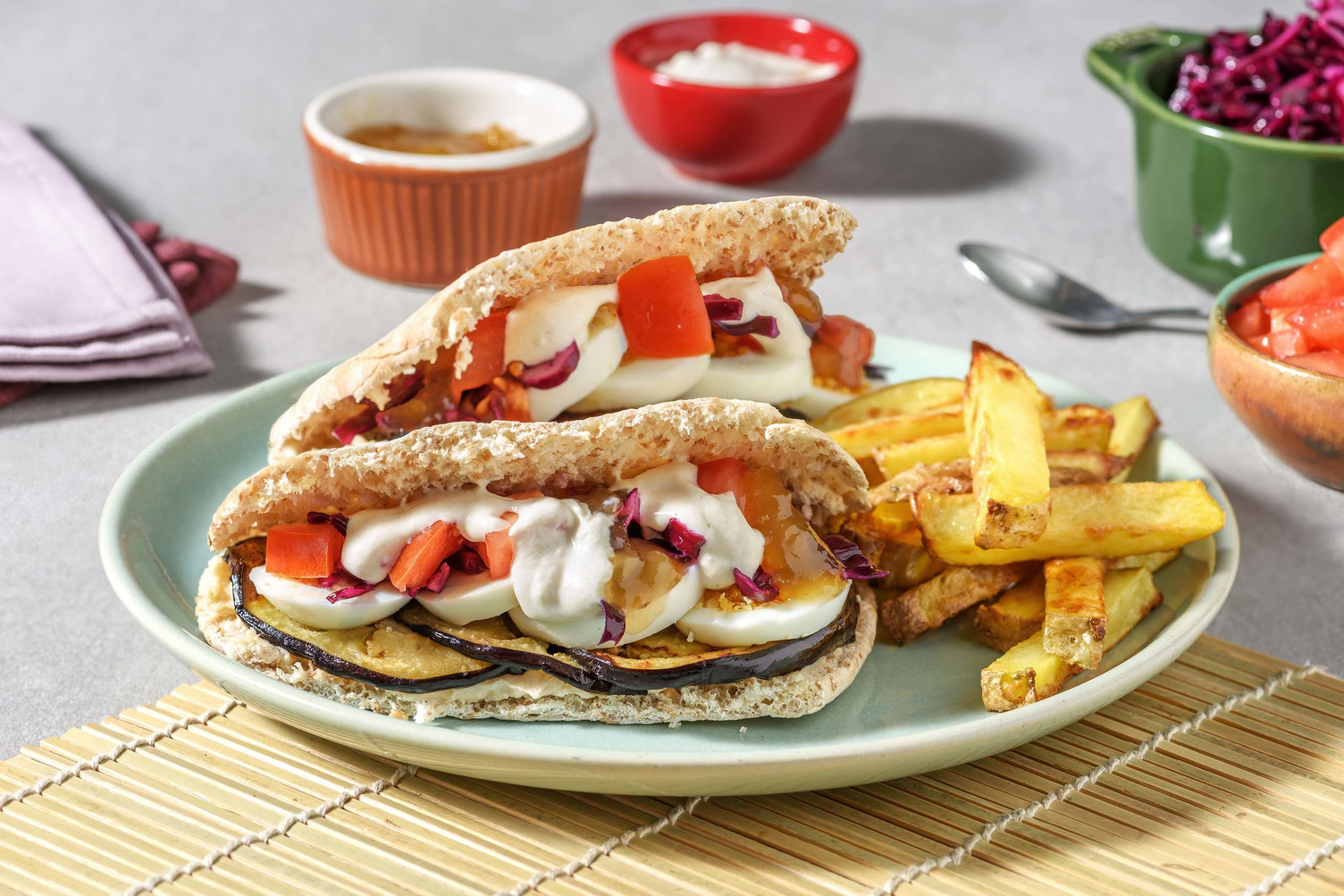 Sabich met gegrilde aubergine, hummus en frieten