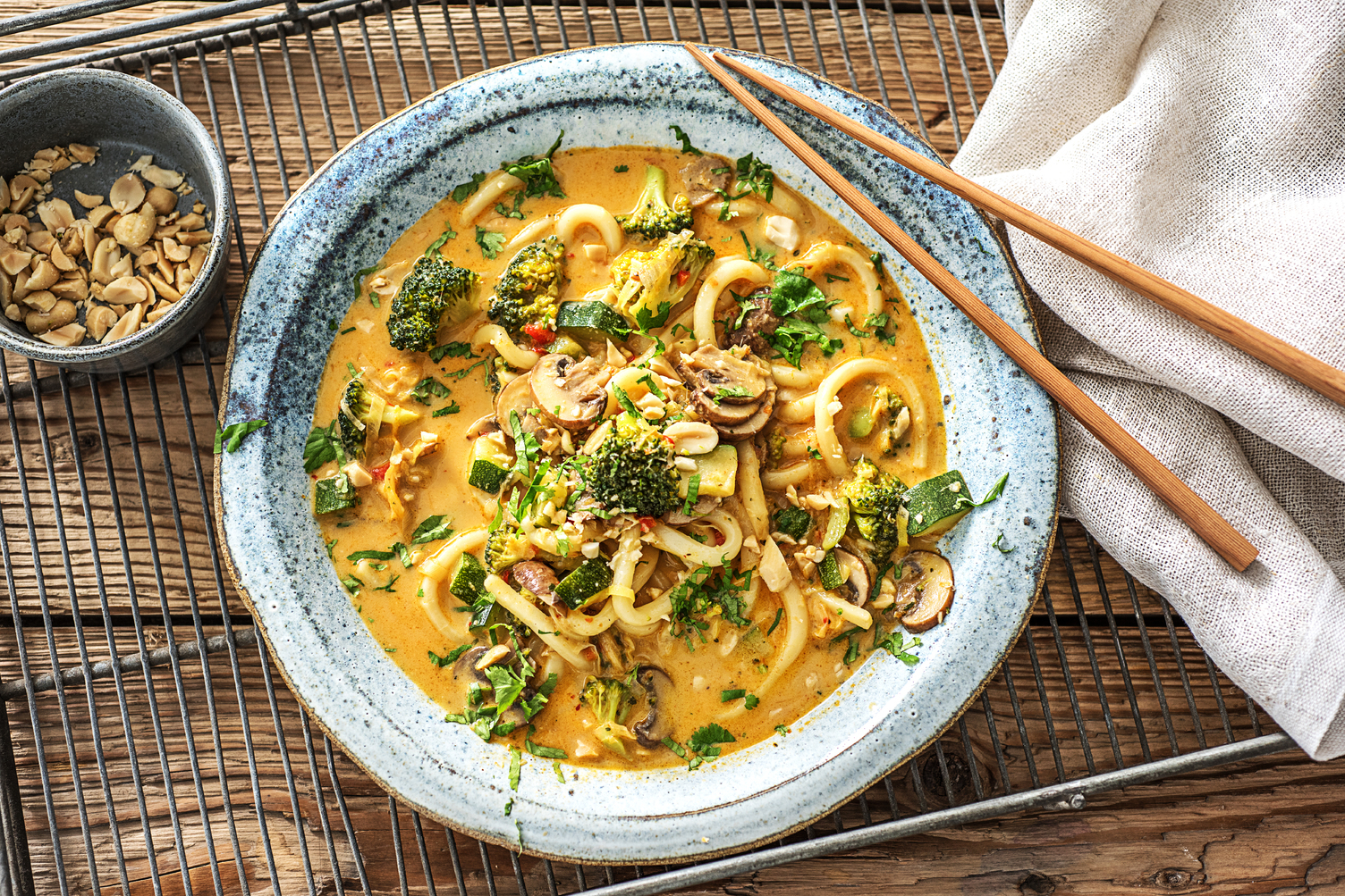 Soupe de nouilles udon au curry et lait de coco