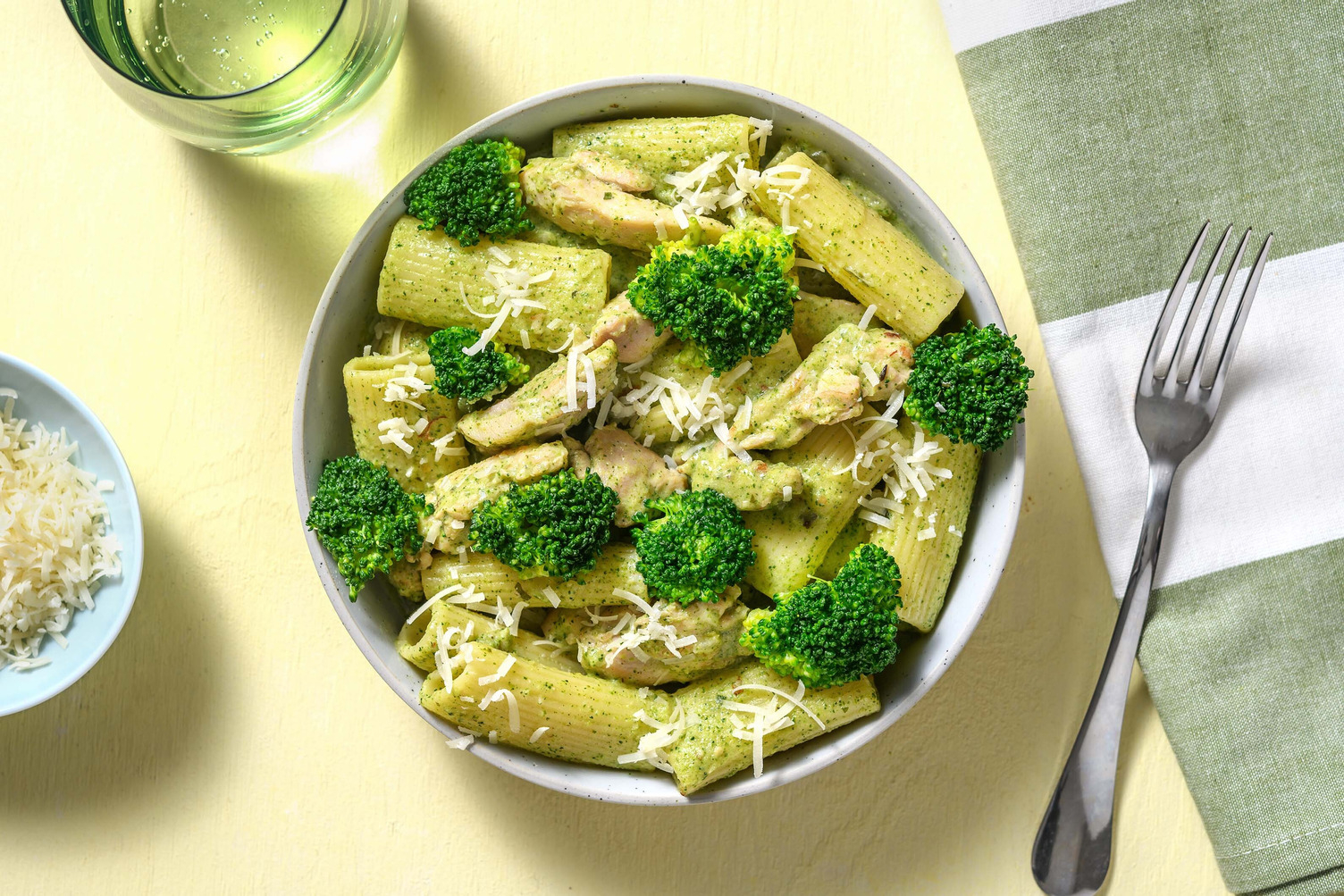 Rigatoni, émincés de poulet et brocoli en sauce crémeuse