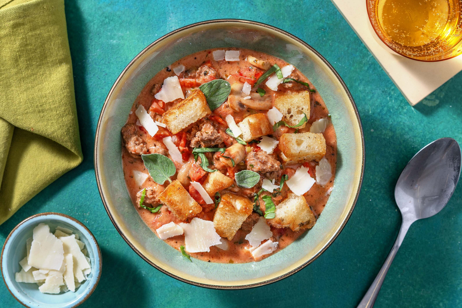 Pizza-Suppe mit Rinderhackfleisch