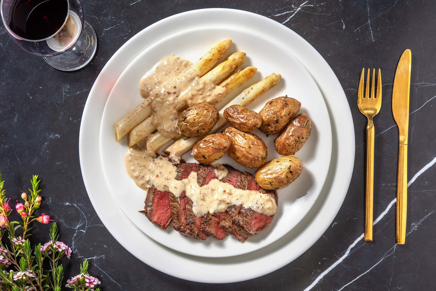 Biefstuk met gebakken witte asperges