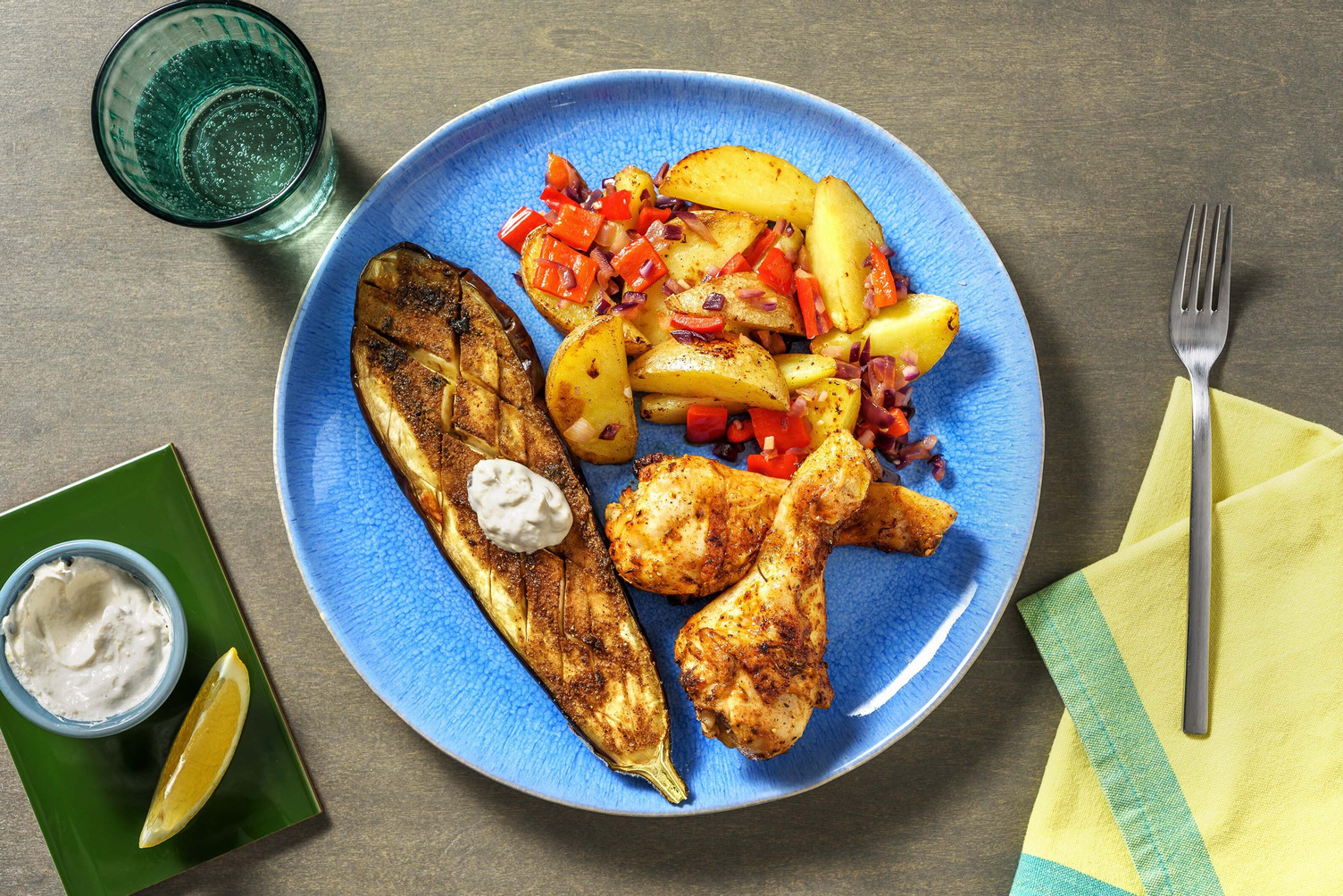 Gepofte aubergine met kipdrumsticks