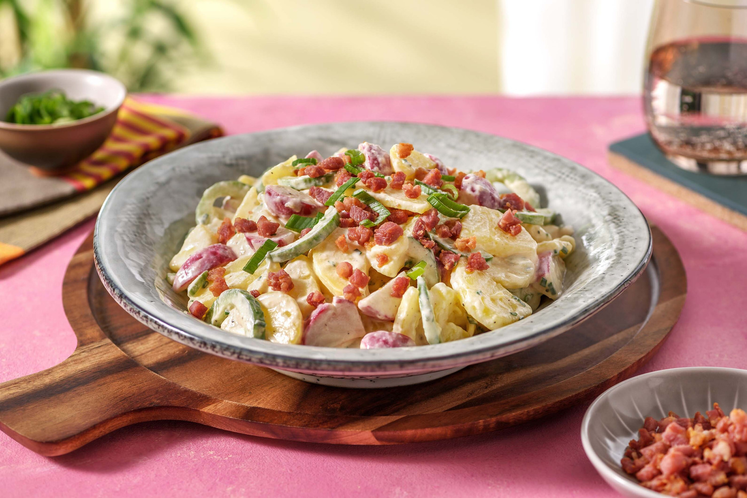 Kartoffelsalat mit Radieschen und Speck