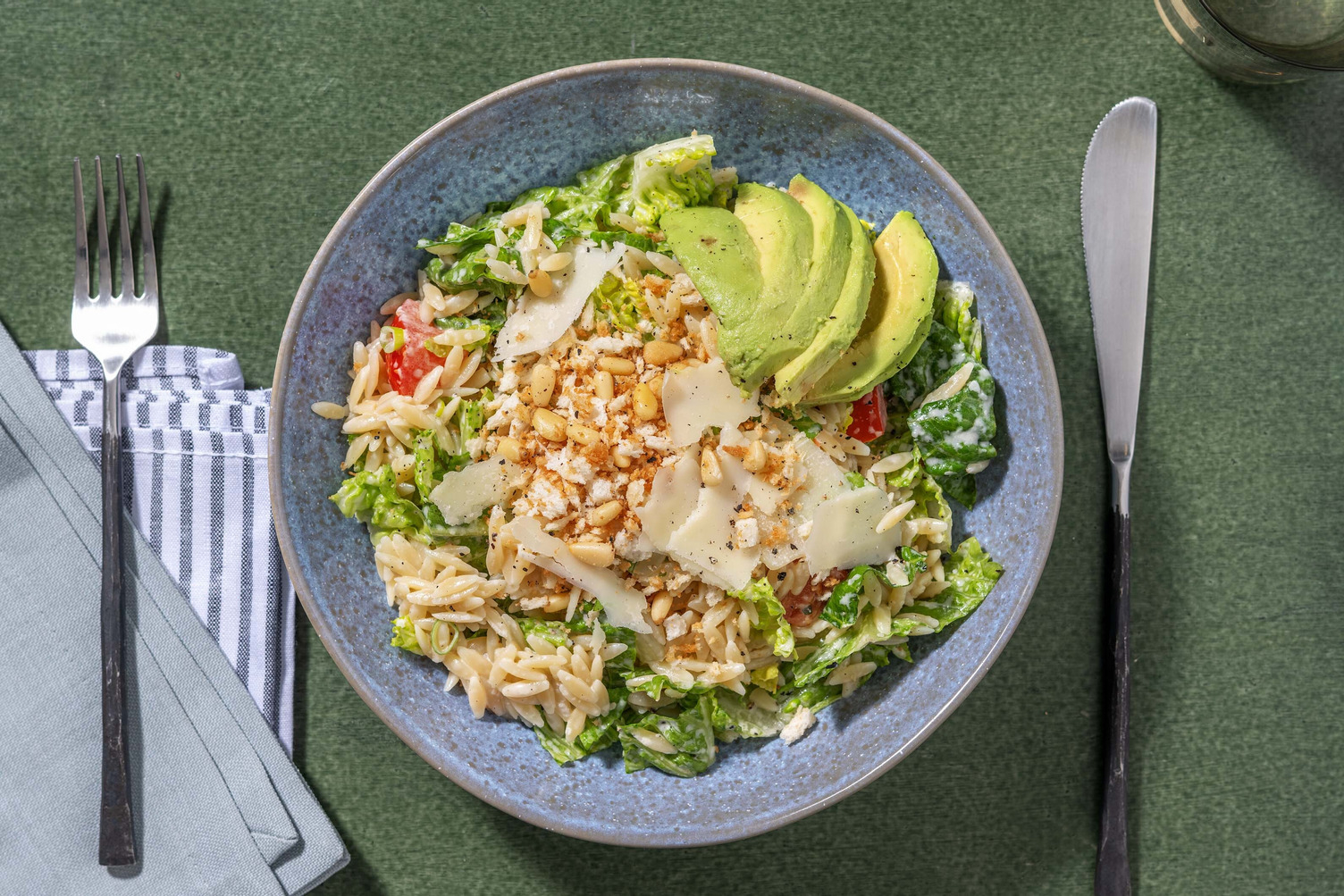 Vegetarischer Orzo-Caesar-Salat mit Avocado