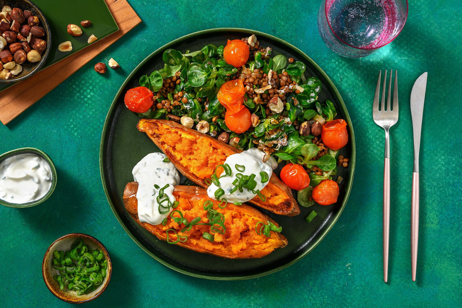 Ofen-Süßkartoffel mit veganem Kräuter-Dip