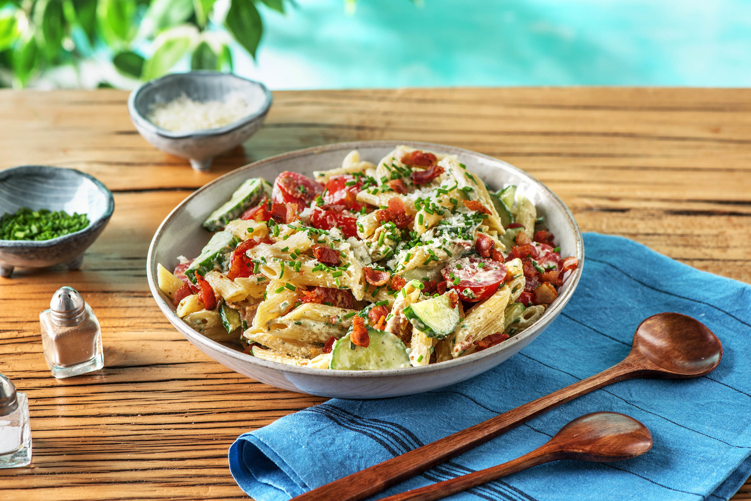 Pastasalat mit Bacon und Mayo-Dressing