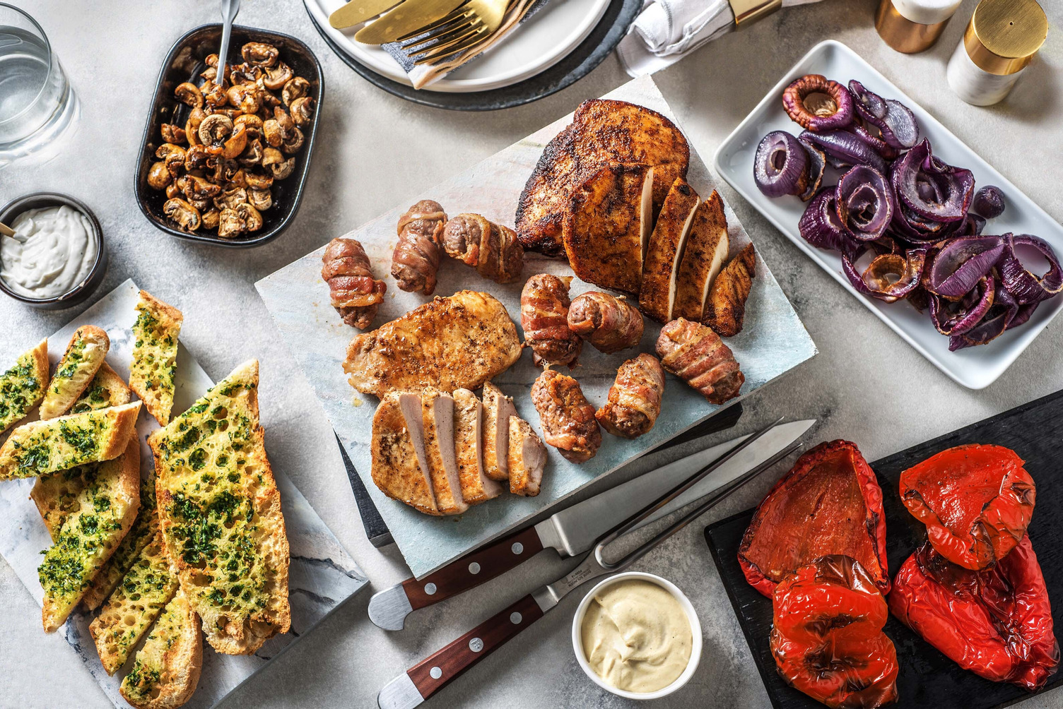 Mittelmeer-Grillplatte mit Mini-Bouletten & Knoblauchbaguette