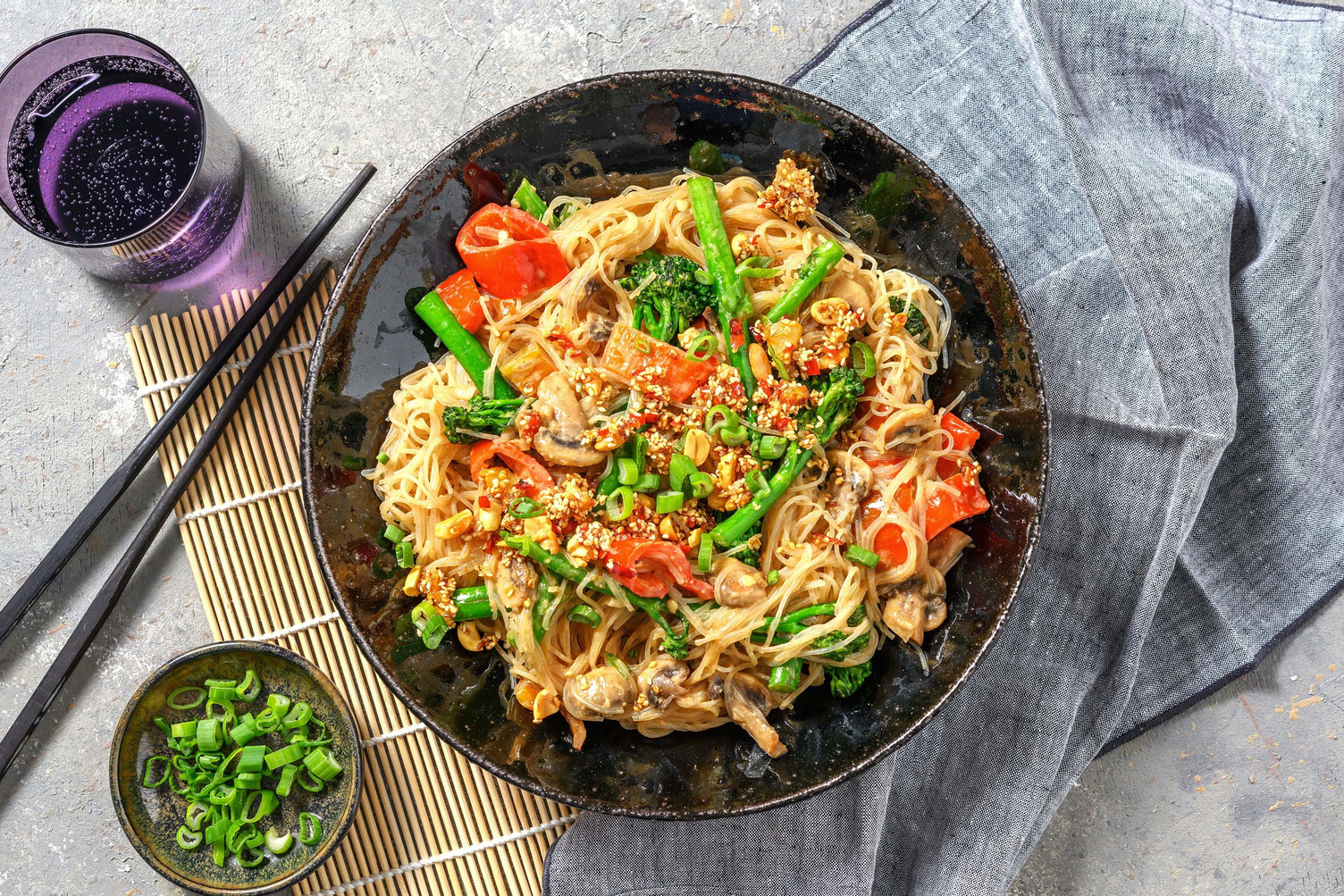 Miso-Erdnuss-Glasnudeln mit Knusper-Sesam