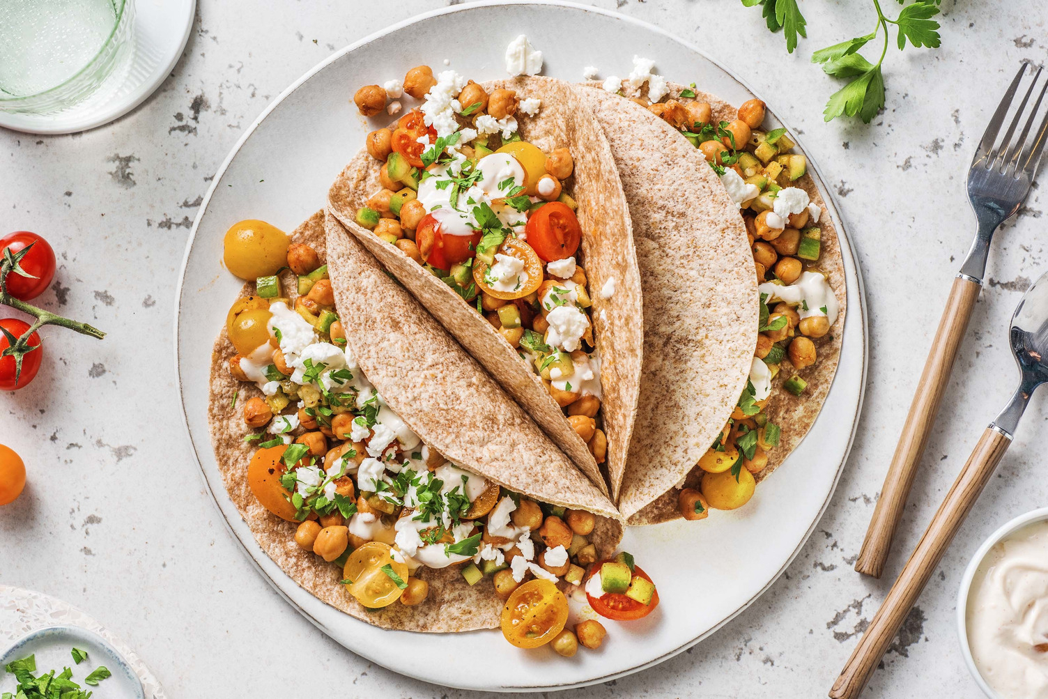Tortillas au blé complet garnies de pois chiches et fromage grec
