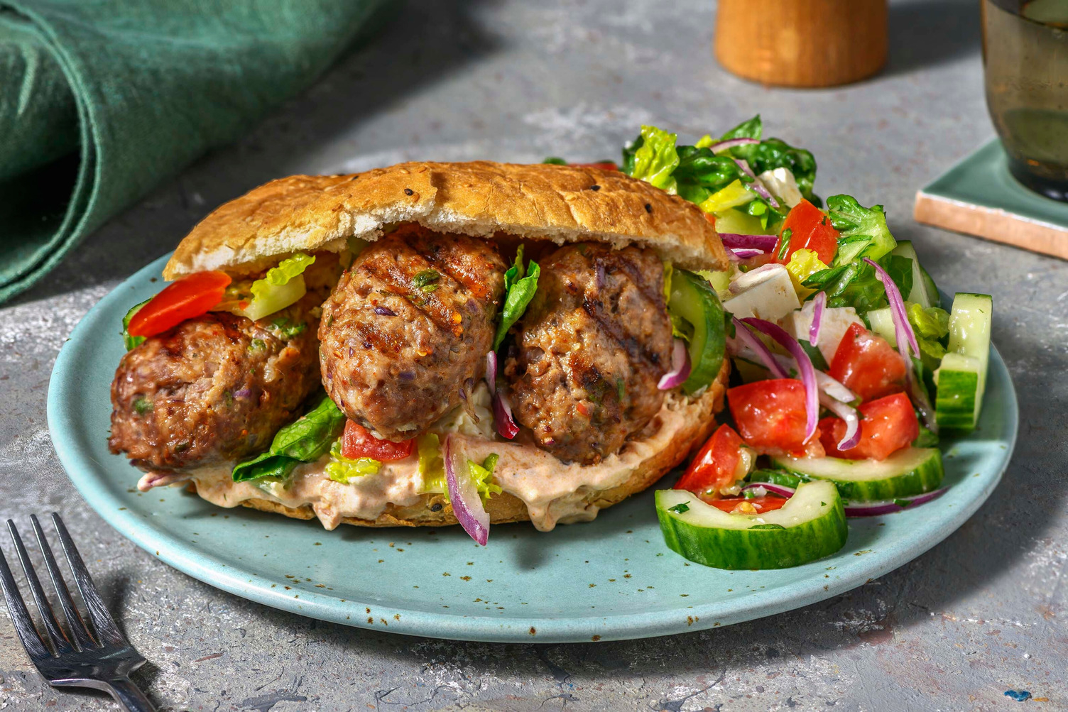 Bifteki mit Hirtenkäse im Fladenbrot