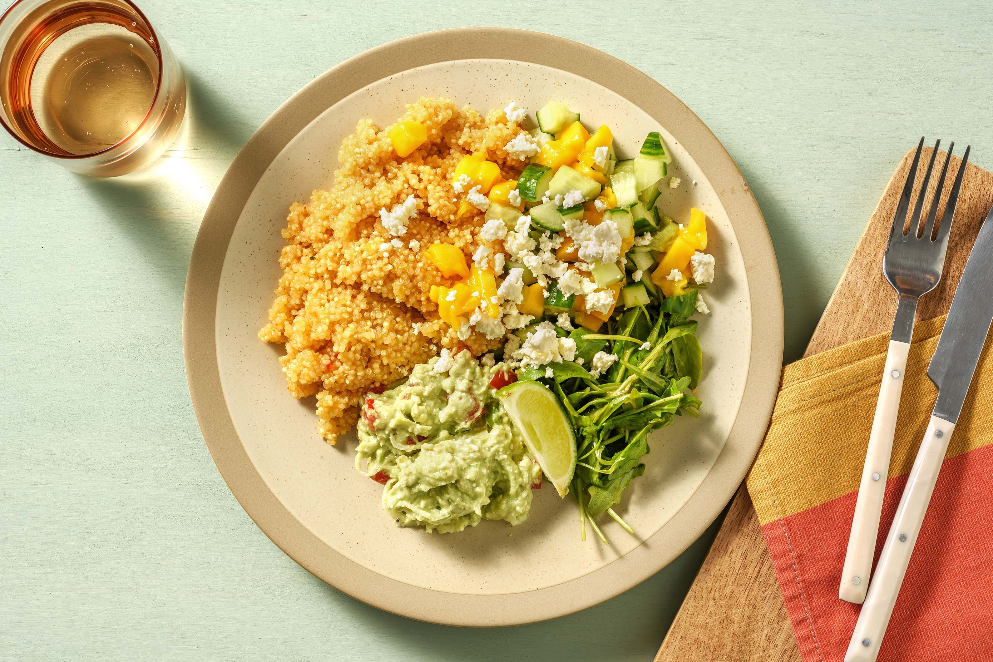 Guacamole-Bowl mit Quinoa & Mango-Gurken-Salat